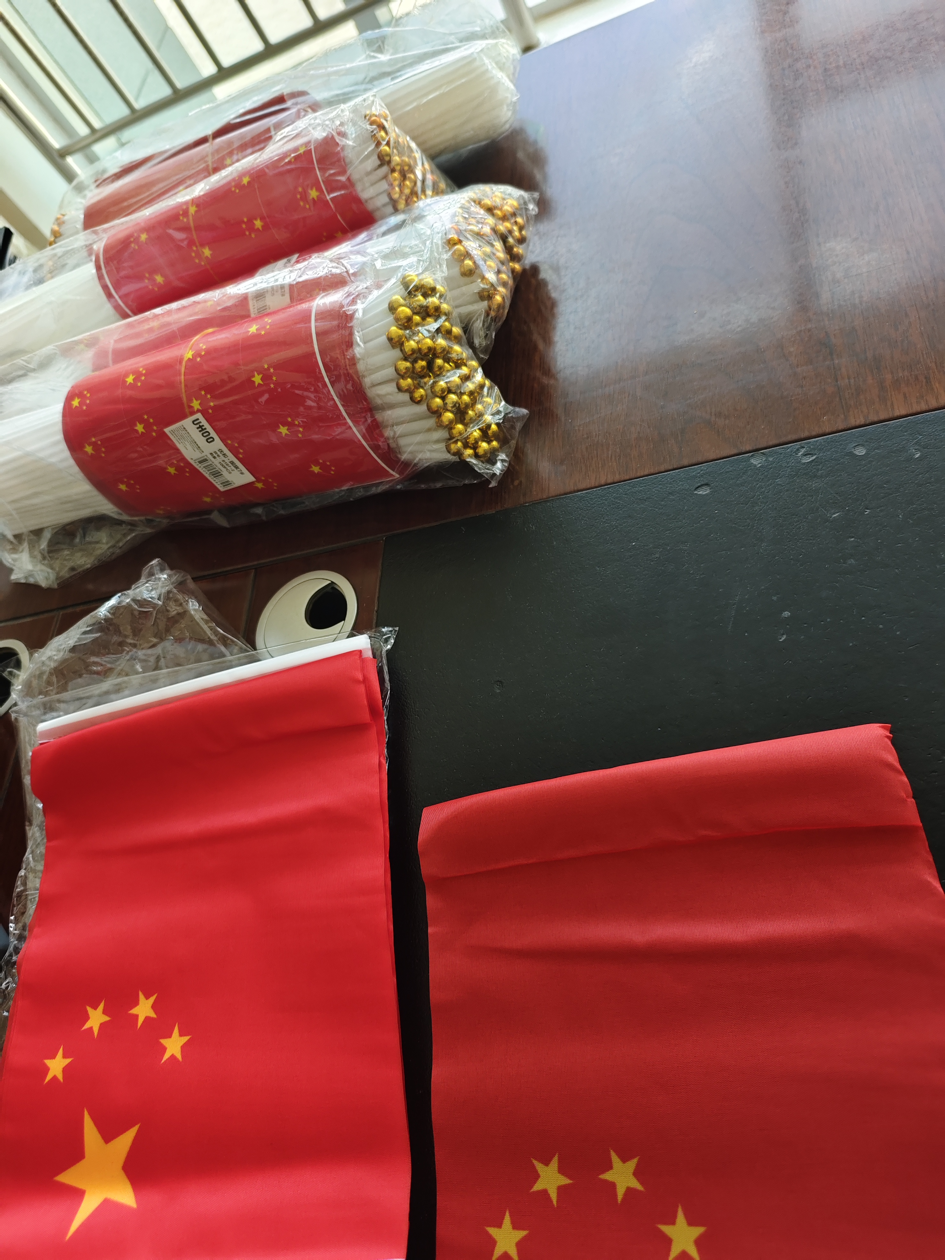 优和（UHOO）国庆小国旗手持小红旗手摇旗杆小五星红旗帜 7号100面带杆20*30cm送贴纸 户外儿童手拿小旗子带杆 实拍图