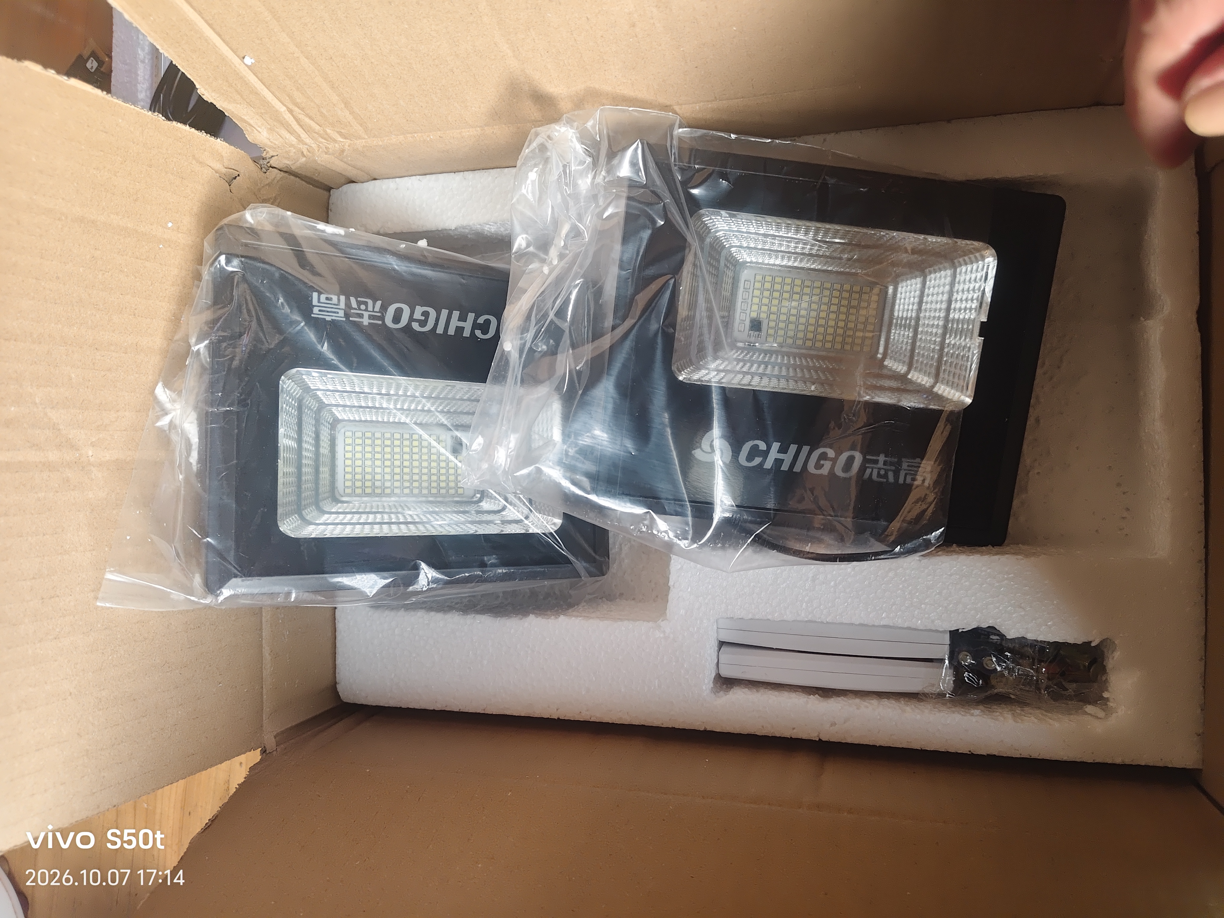 志高（CHIGO）太阳能灯户外庭院灯一拖二家用LED灯超亮照明门灯防水太阳投光灯 双灯聚光1000W+1000W规格各5米线照约200平 实拍图