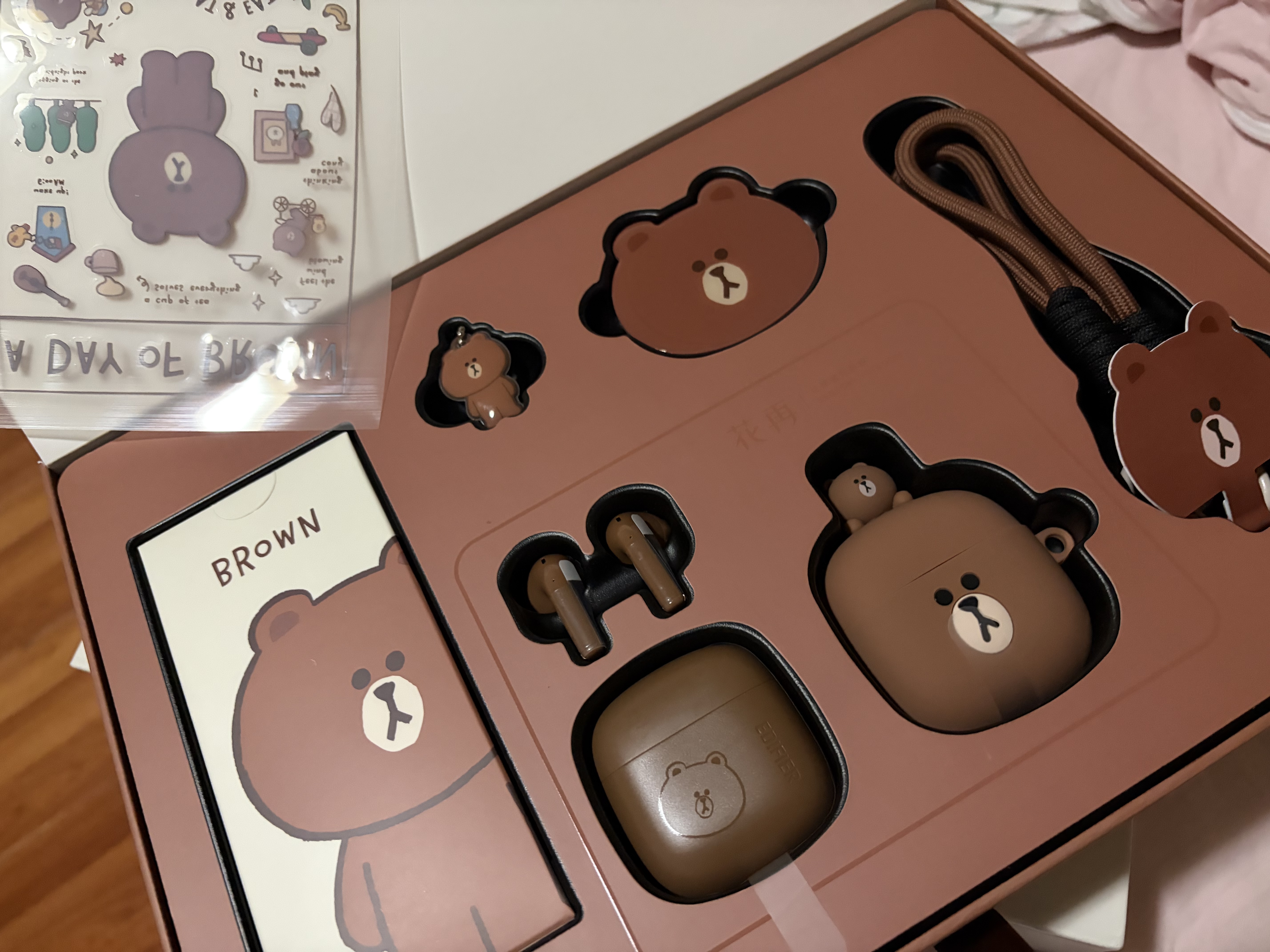 漫步者（EDIFIER）LINE FRIENDS 联名款限定耳机礼盒 Zero Air 真无线蓝牙耳机 半入耳式耳机 布朗熊款 实拍图