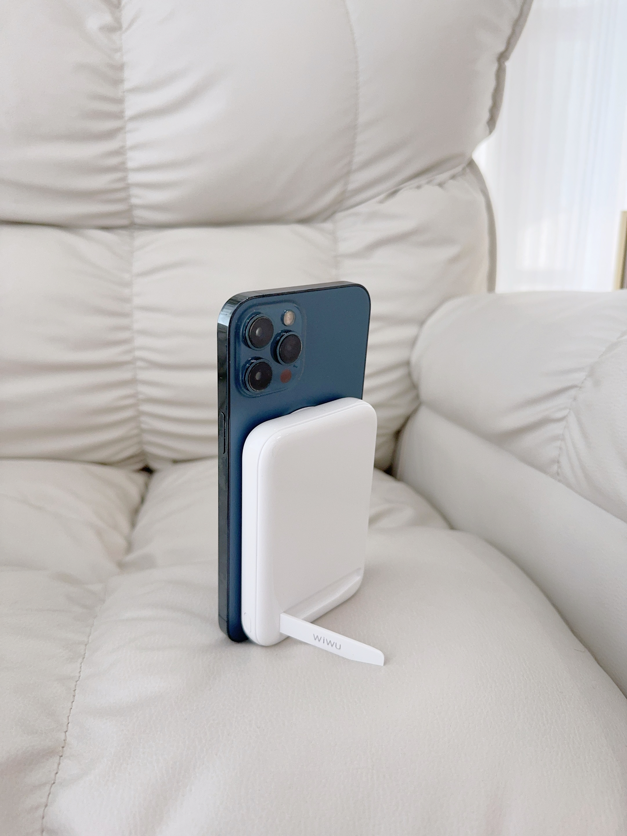 为悟WIWU【3C认证可登机】22.5W快充磁吸支架充电宝移动电源 适用苹果iPhone 18/17华为小米手机 白色 实拍图