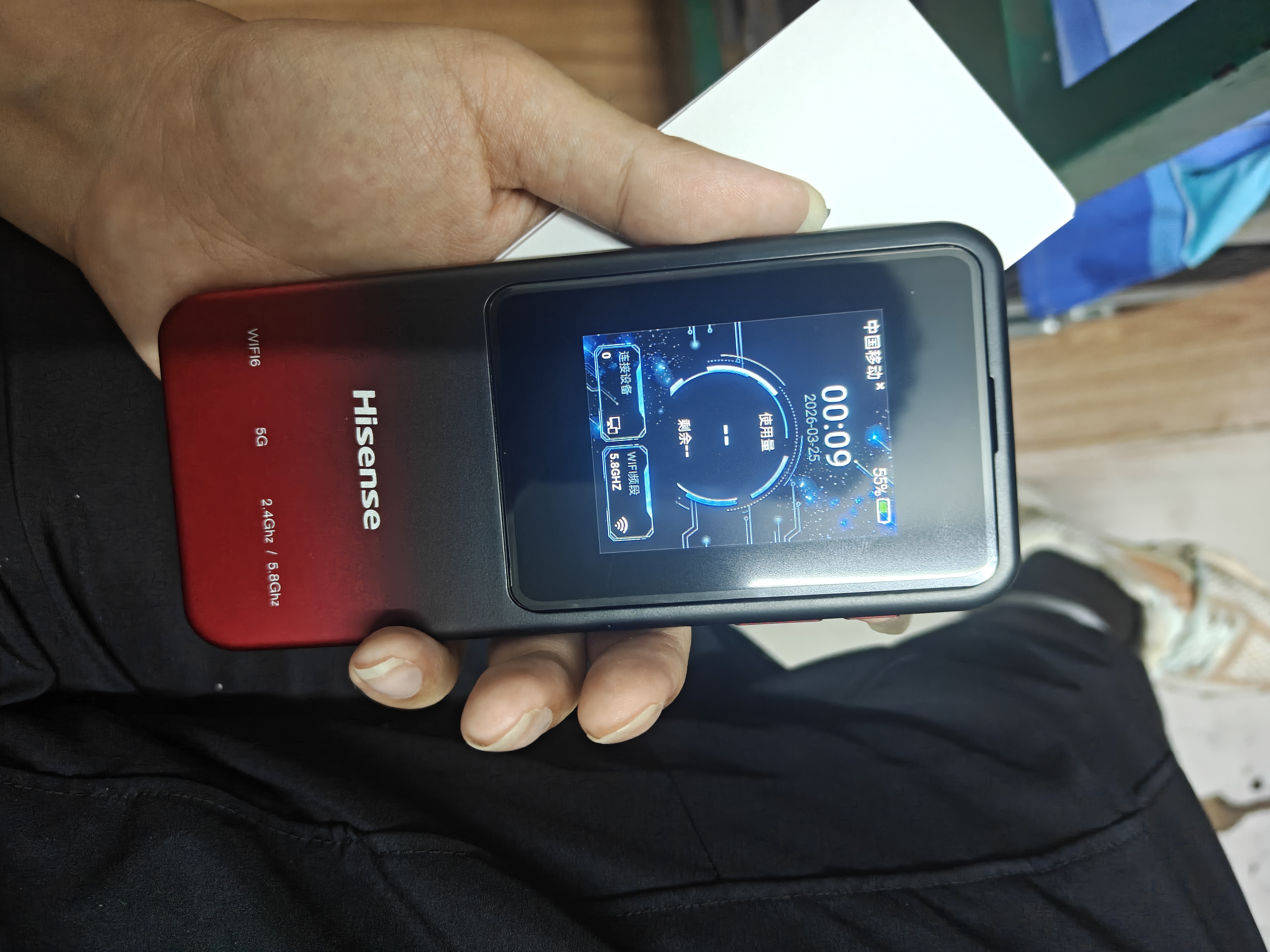 海信（Hisense）5G随身wifi 106C无线WiFi小巧轻薄LCD屏幕NFC直连宿舍游戏户外直播移动路由器电信移动高速便携 【旗舰款】106c熔岩红丨5G双网满血免插卡 【旗舰款】海信随身Wi 实拍图