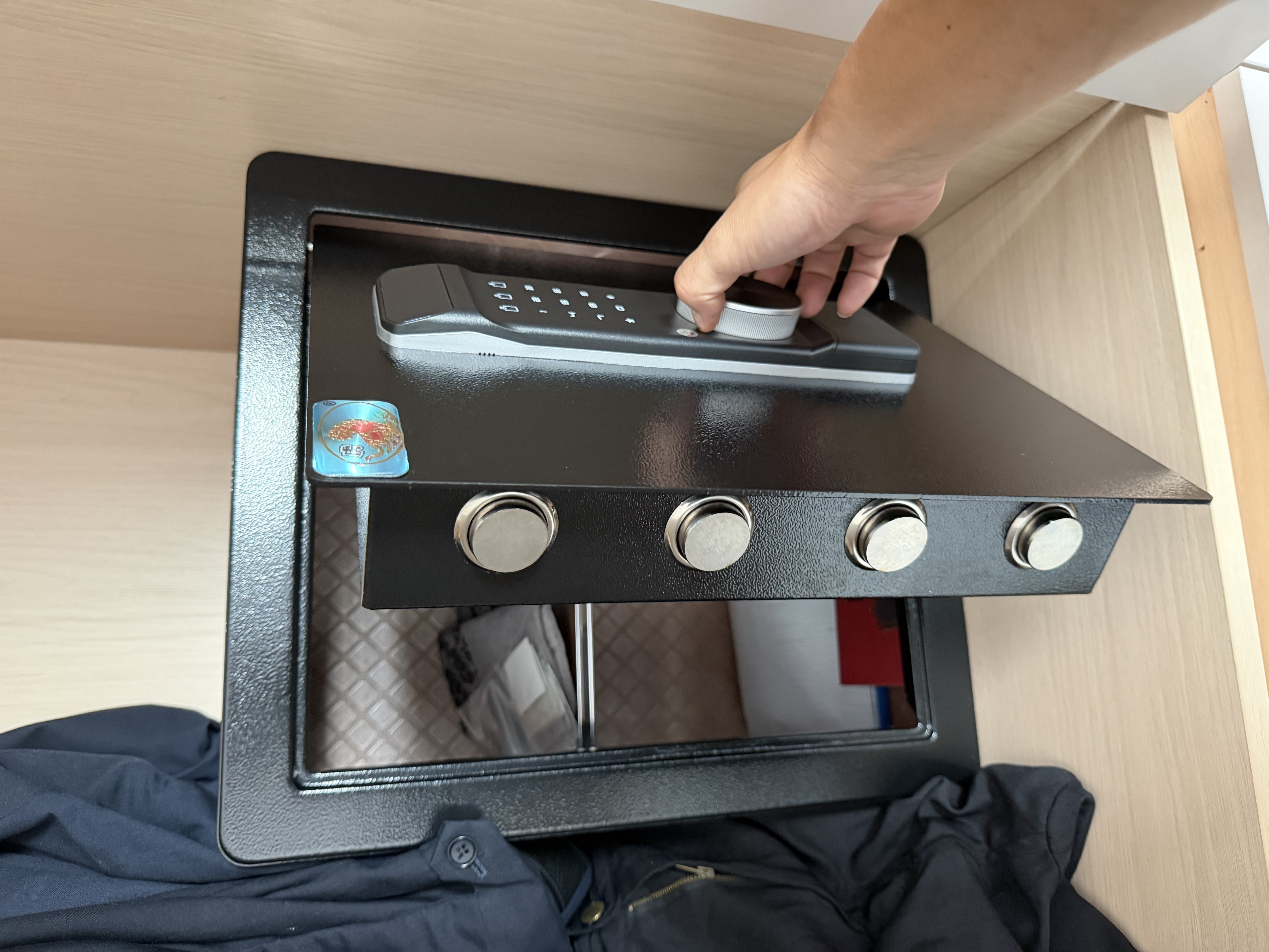 虎牌保险柜家用小型床头保险箱办公财务专用 密码指纹WIFI远程全钢防盗可入墙固定入衣柜保管箱 45cm 黑色双层大空间【双重智能警报】 密码款(密码+钥匙) 实拍图