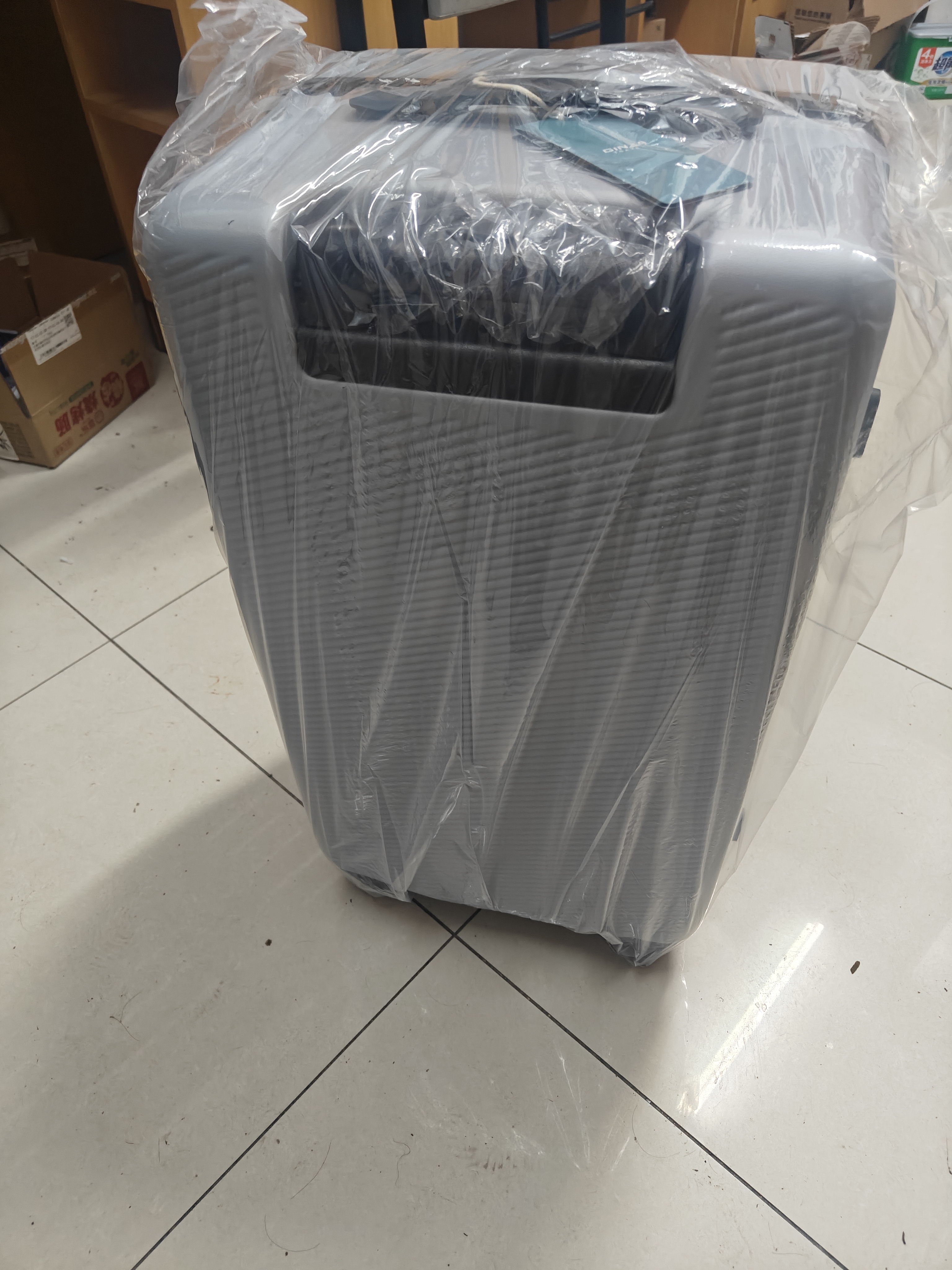 银座大容量行李箱深仓扩容旅行箱密码拉杆箱抗压磨 银色24英寸 实拍图