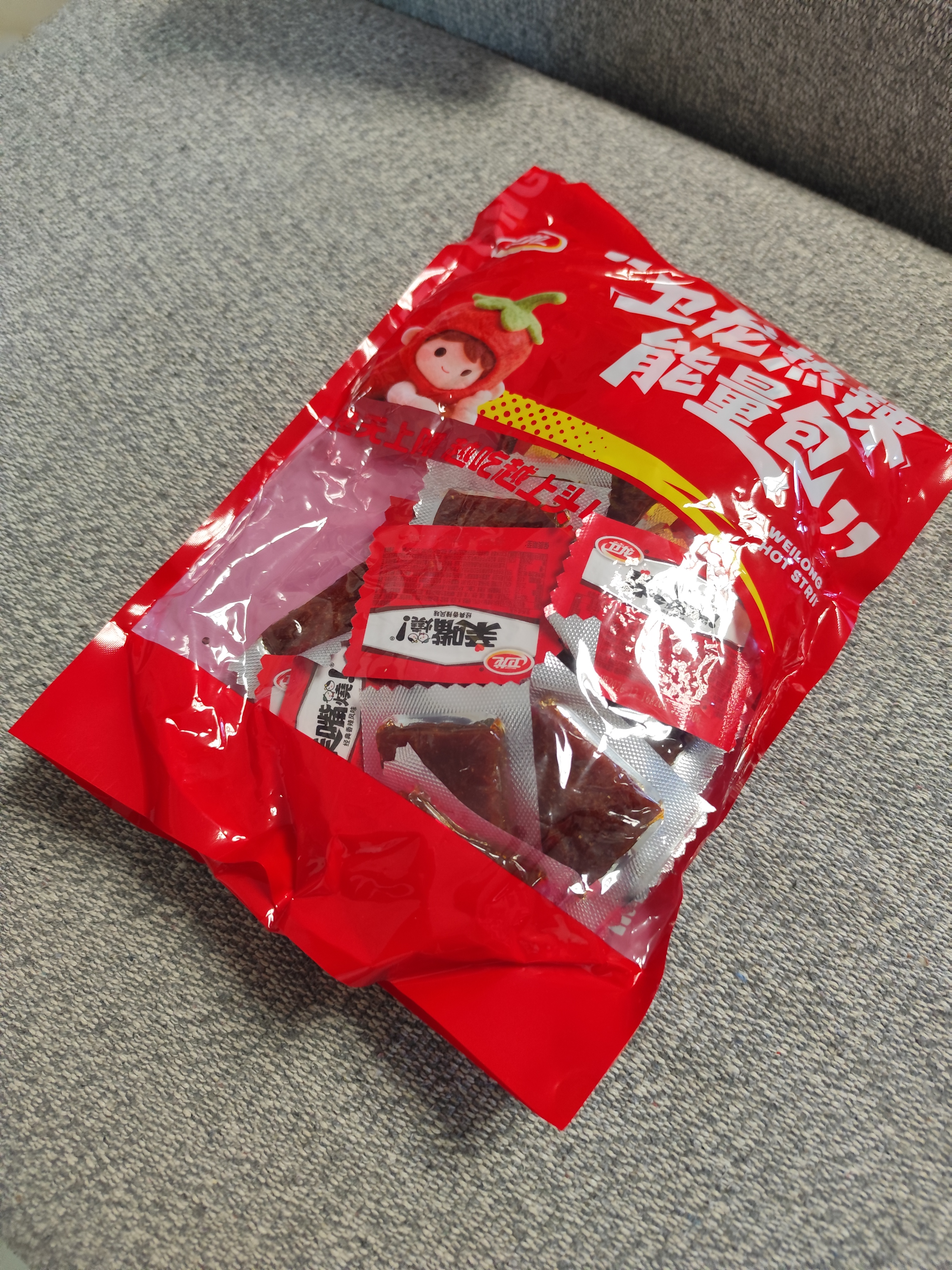 卫龙 辣条 亲嘴烧 经典香辣480g/约38片风味休闲解馋小零食大礼包临期 实拍图