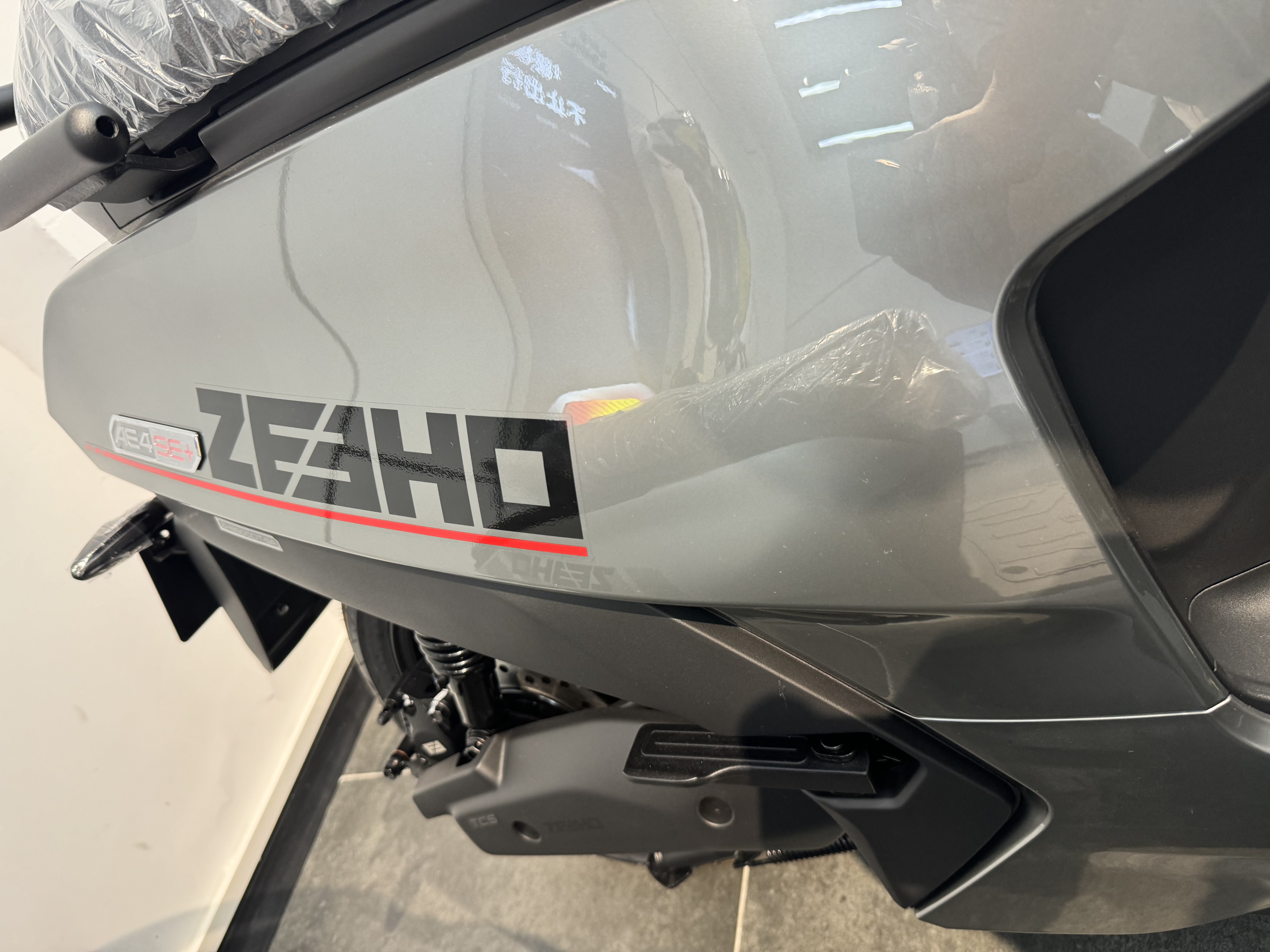 ZEEHO极核【AE4 SE+新款】高性能电摩电动摩托车通勤代步外卖智能电动车 到店自提 AE4 SE+新款 (颜色到店选) 实拍图
