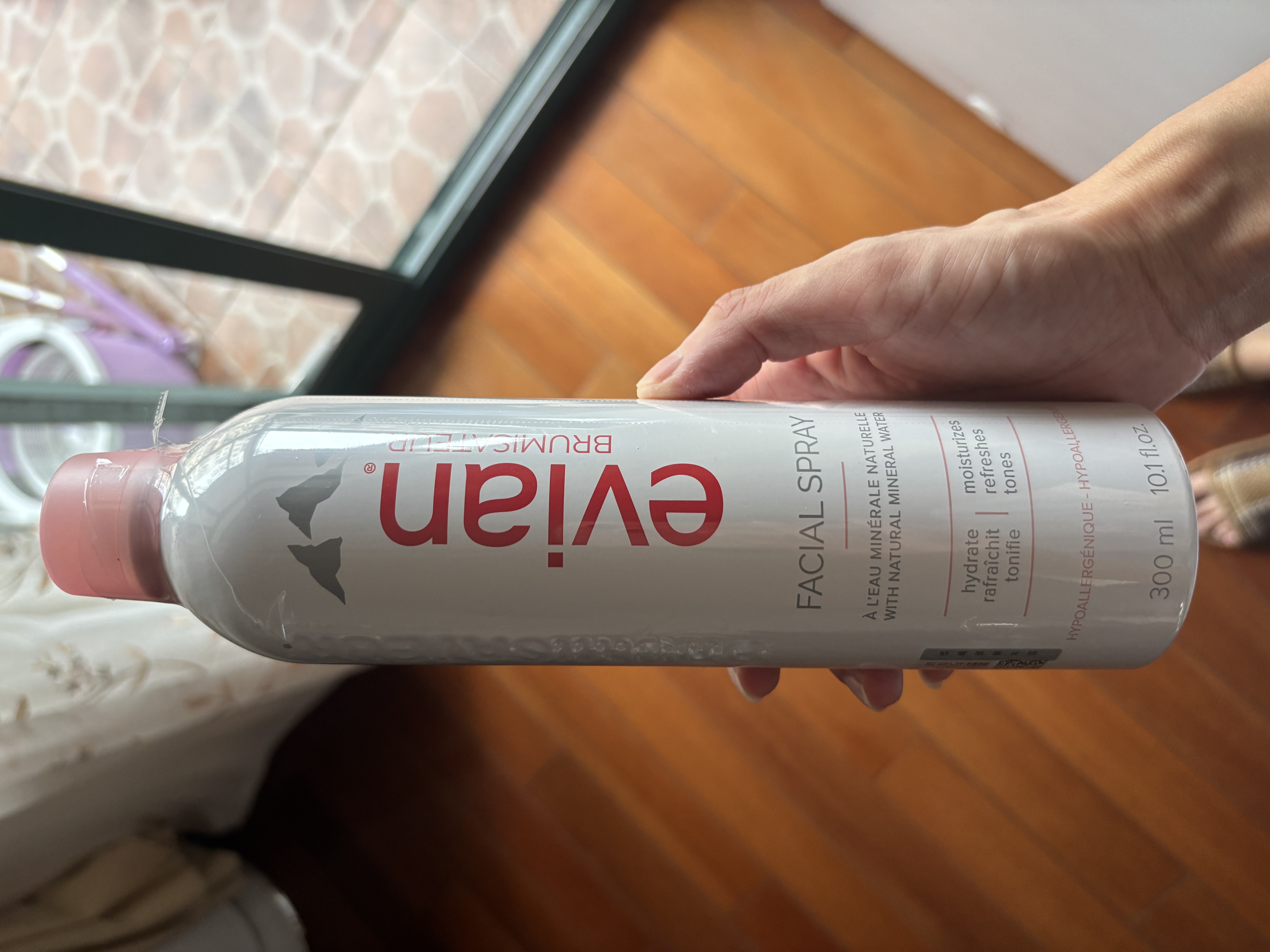 依云（evian）矿泉水喷雾300ml 敏感肌补水保湿定妆控油爽肤水  实拍图