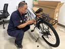 永久自行车成人山地车自行车学生男女铝合金变速公路自行车油碟单车 【钢架/全套轴承】摩天灰 24速 26寸【推荐155-185cm】 实拍图