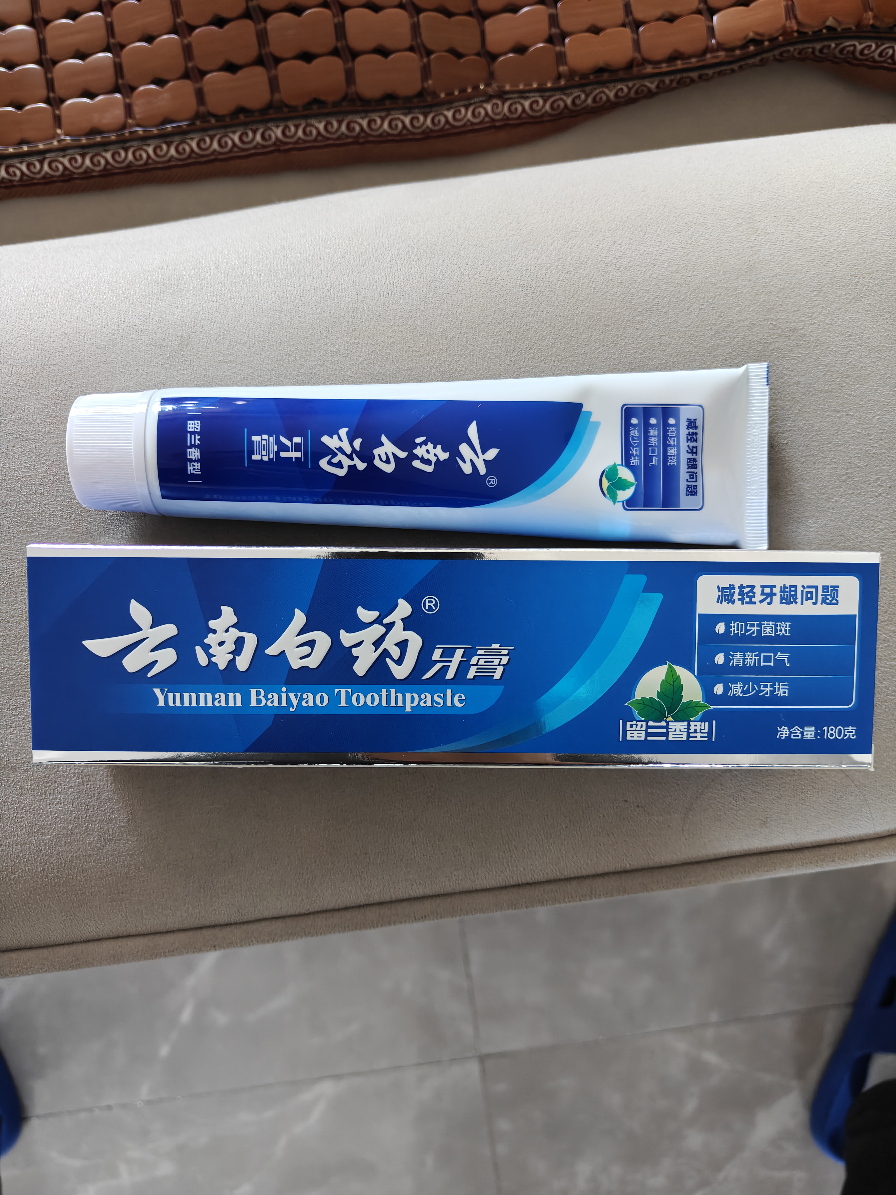 云南白药经典系列牙膏 健齿护龈改善牙龈问题 清新口气留兰香型牙膏180g 实拍图