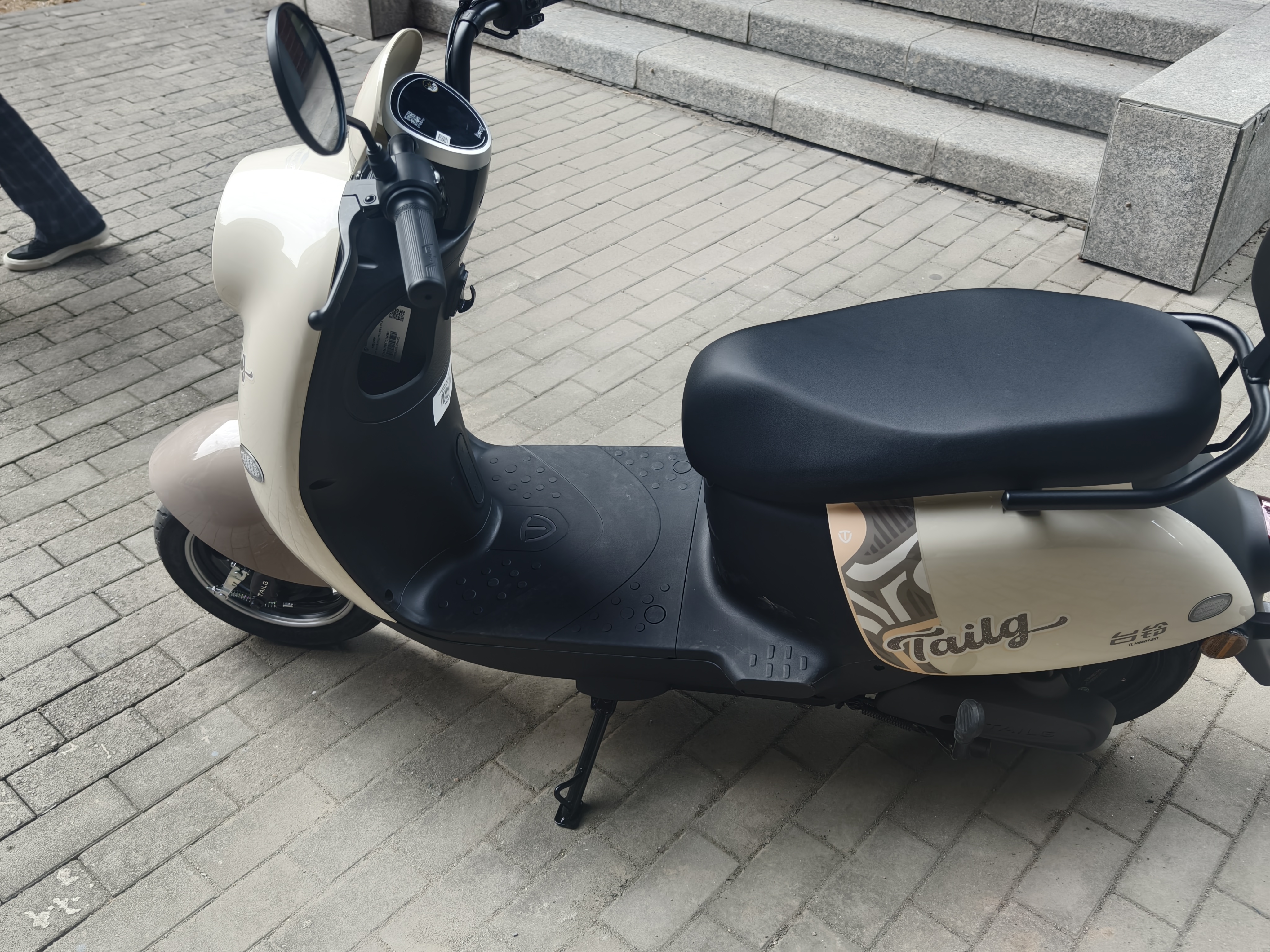 台铃电动摩托车萌啦2026新款82公里长续航电动车1000W电瓶车60V20Ah铅酸电池外卖通勤代步电摩丛林棕 实拍图