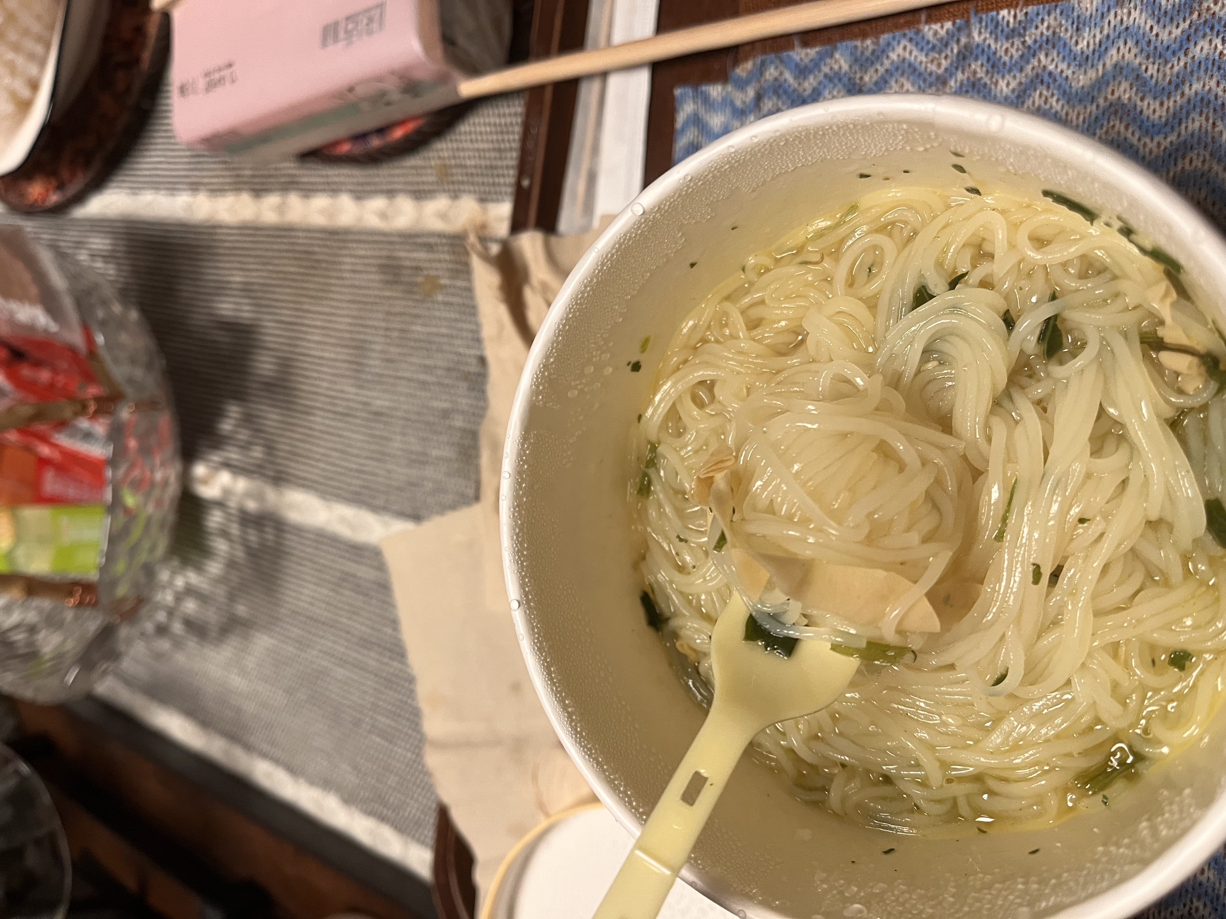 白象 鸡汤米线 米粉粉丝方便面方便速食冲泡过桥米线80g*6桶整箱装 实拍图