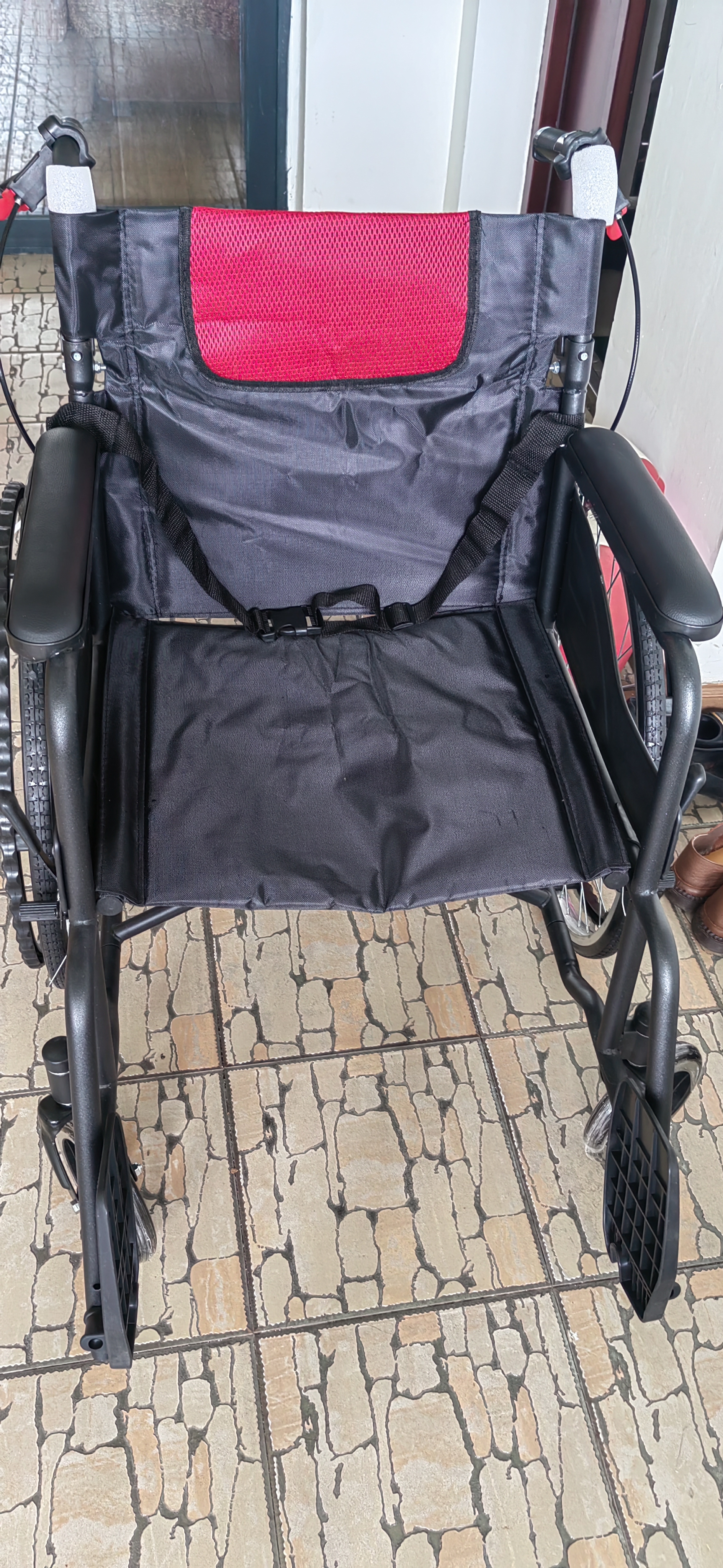 怡辉（YIHUI）轮椅轻便折叠老年人专用出行小型骨折便携式手动大轮代步车HG01A 实拍图