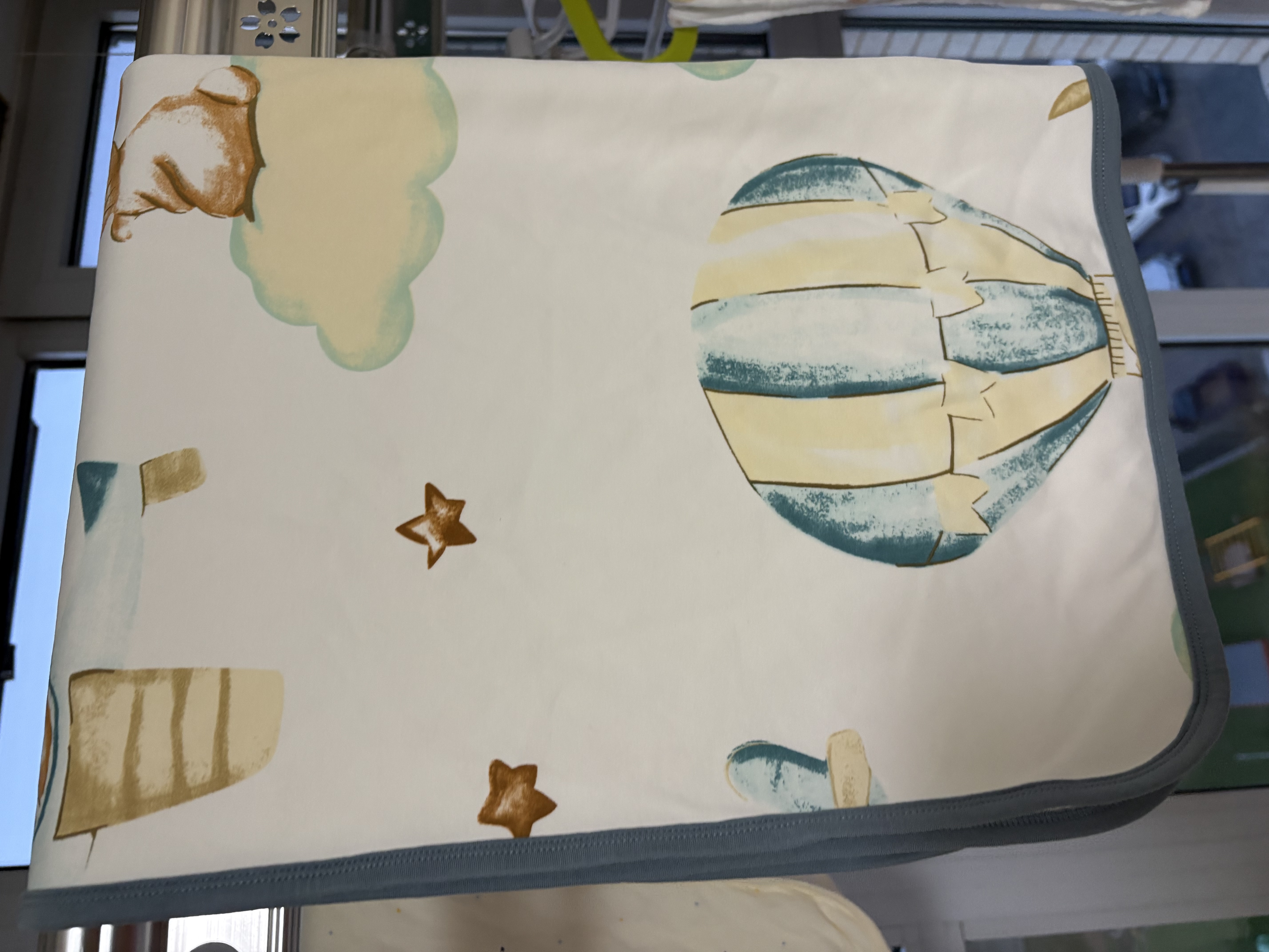 嫚熙（EMXEE）新生儿床单宝宝防漏尿床垫防水可洗婴儿隔尿垫 天空之旅70x90cm 实拍图