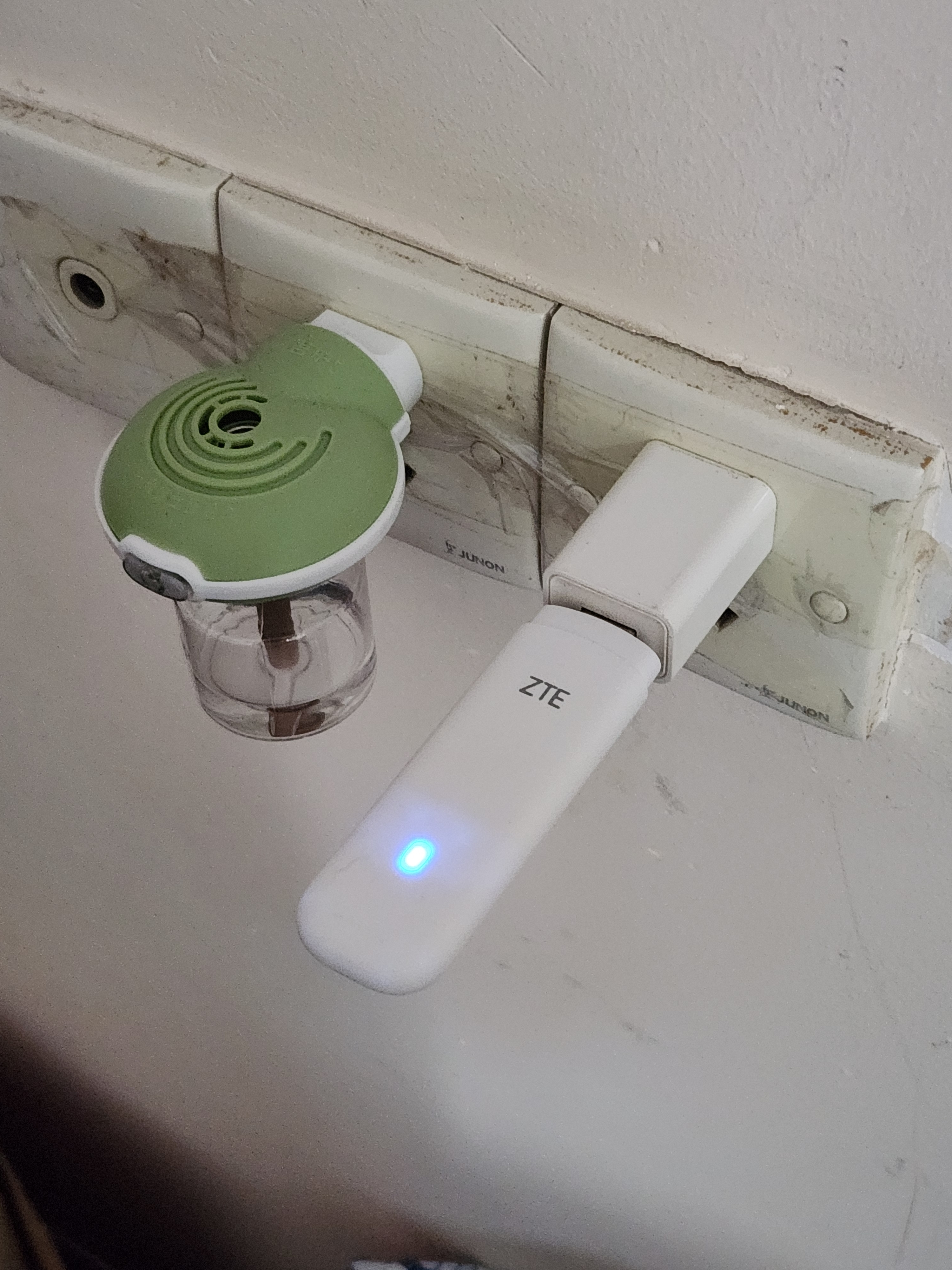 中兴（ZTE）F32随身wifi6免插卡无线上网卡支持5G/4G设备全网通路由器无限随行wi-fi车载宿舍户外流量卡托2026 实拍图