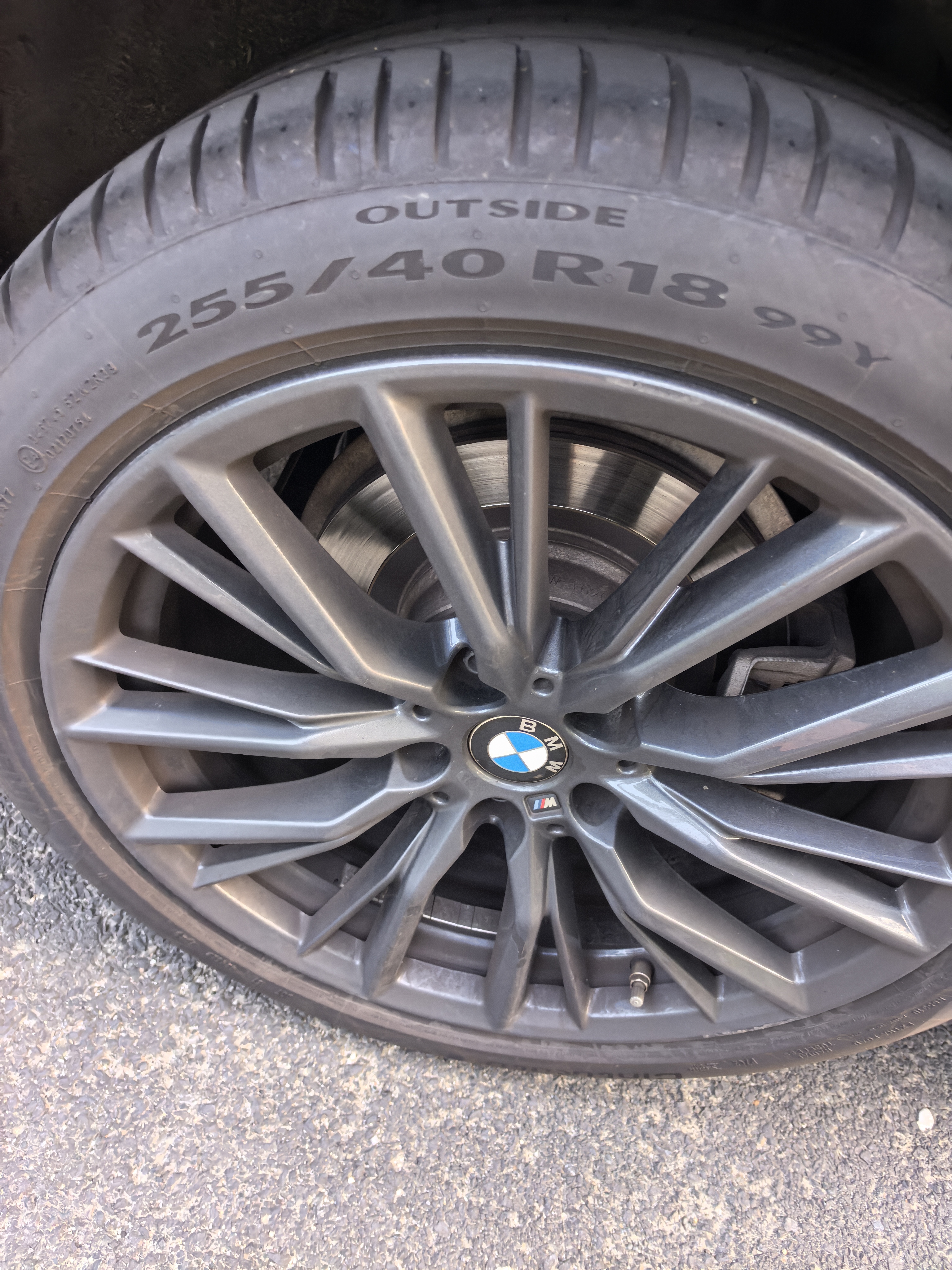 倍耐力防爆胎255/40R18 99Y 第二代新P7(R-F,*)原配宝马3系后轮 实拍图
