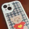 吟悦 适用苹果13/pro/max手机壳 iPhone新款卡通13mini全包镜头防摔网红硅胶皮纹软壳毛衣熊女款 (古董白)红色毛衣熊-贈保护膜 苹果13 实拍图
