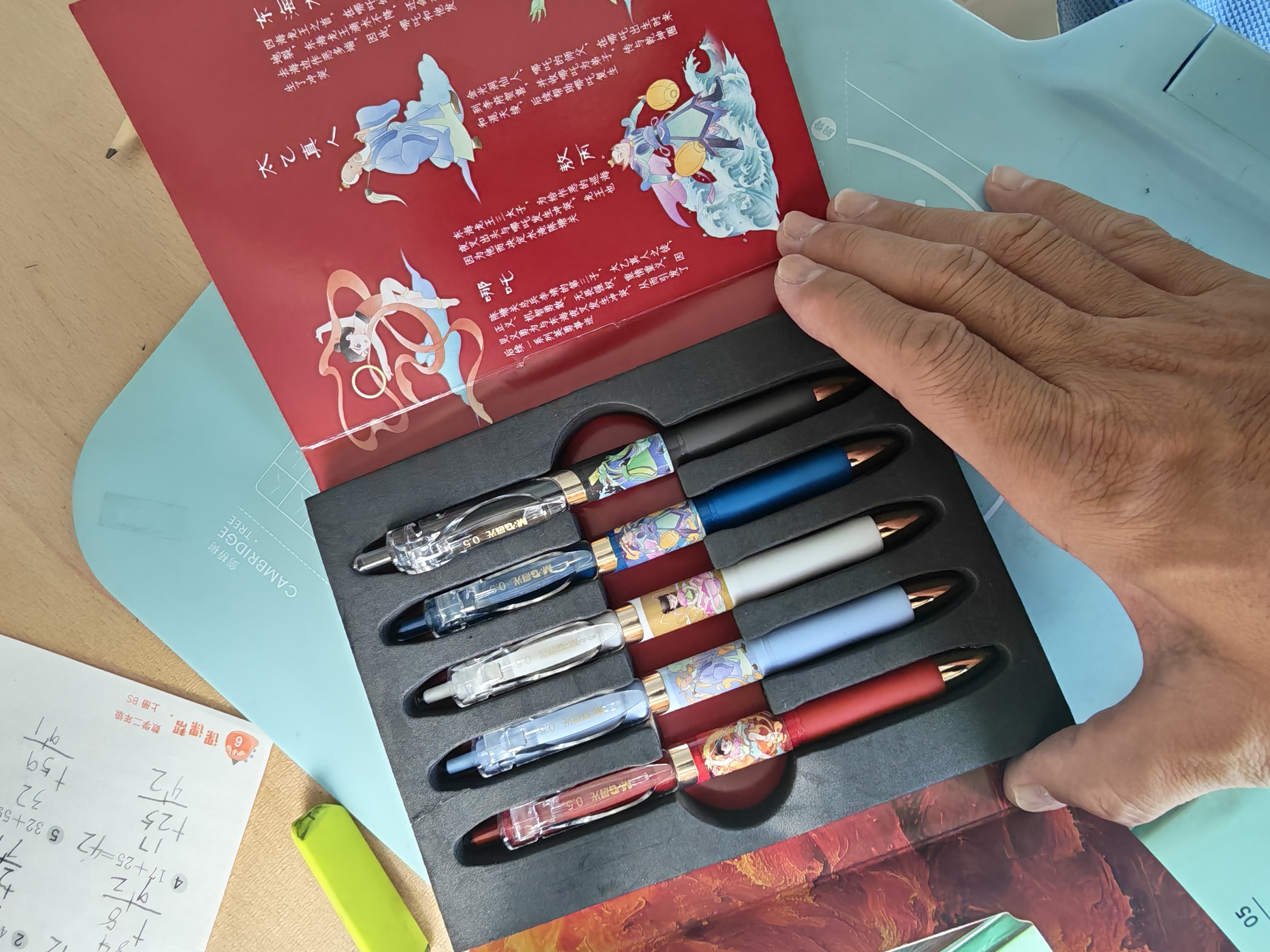 晨光（M&G）文具哪吒闹海按动0.5mm子弹头中性笔礼盒顺滑速干高颜值动漫学生刷题书写签字笔5支装 QGPK350U 实拍图