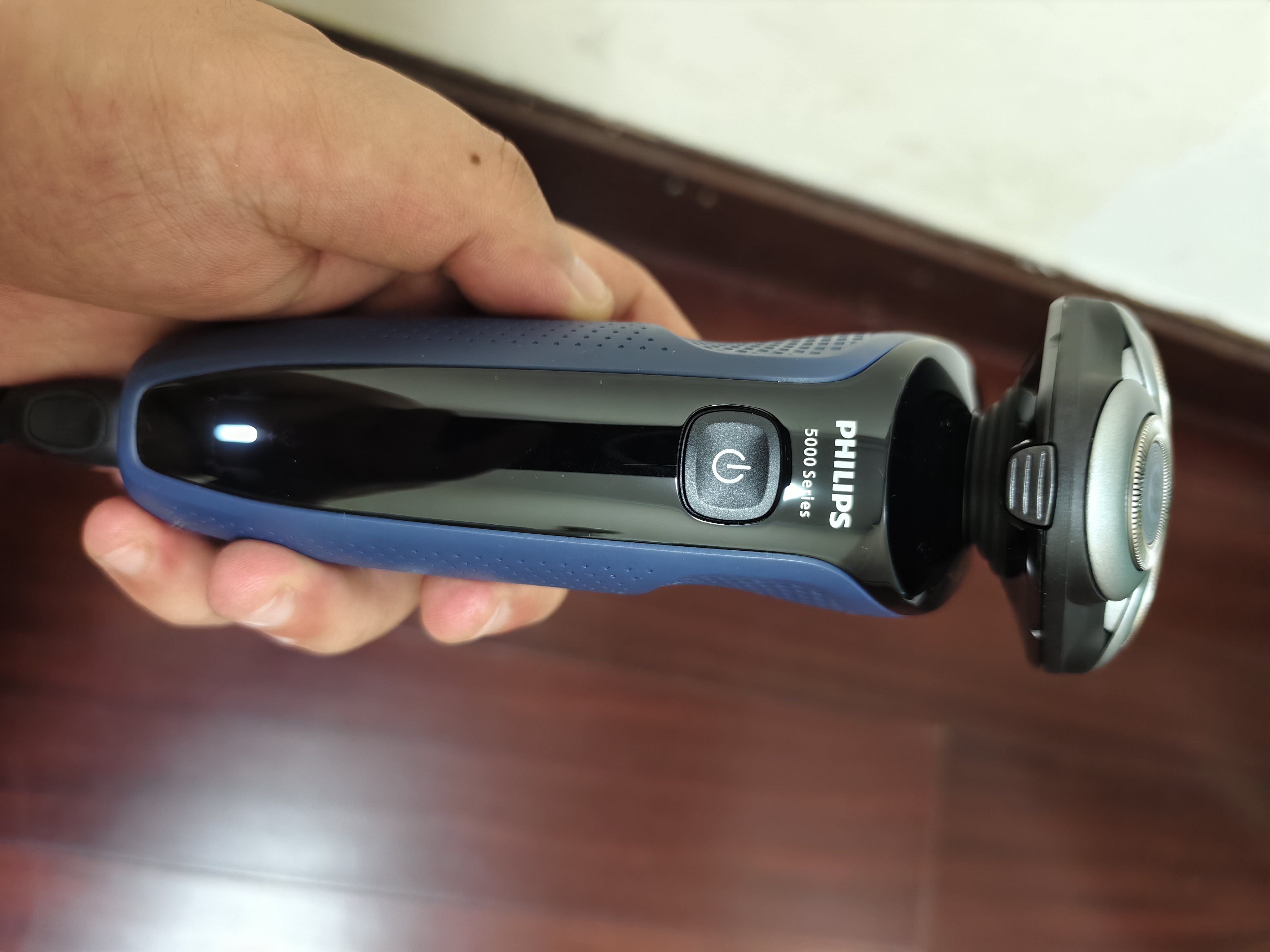 飞利浦（PHILIPS）剃须刀官方旗舰正品S5000电动刮胡刀AI智能旋风刀头全身水洗原装进口生日送长辈老公男友七夕礼物 【新升级5系pro】AI智能调速 实拍图