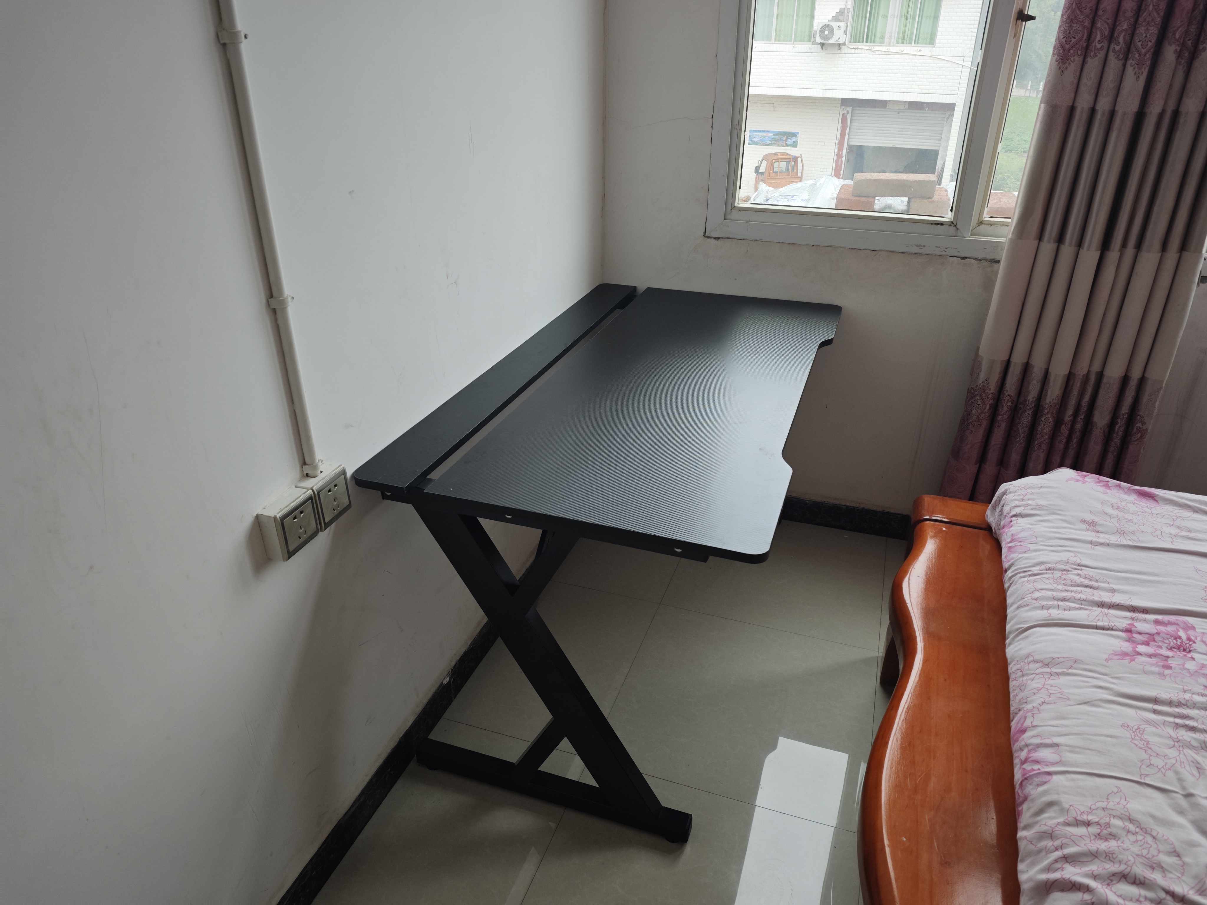 一棵柠檬电脑桌电竞桌台式家用电竞游戏桌家用书桌办公书桌简约书房写字桌 黑色碳纤维加厚18mm实木生态环保桌面 140*75*75cm【二段分板】 实拍图