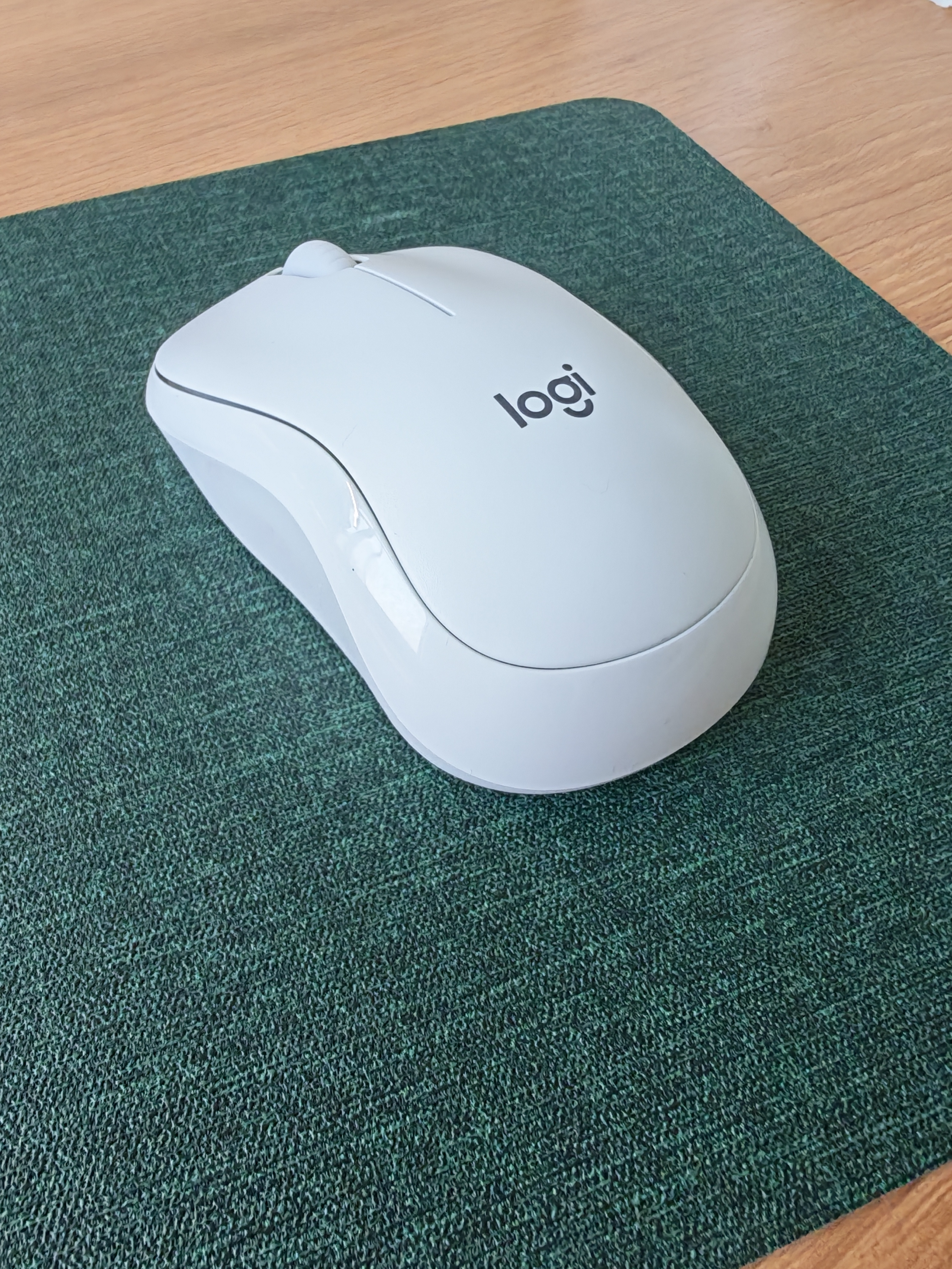 罗技（Logitech）M221 轻音鼠标 无线鼠标 办公鼠标 对称鼠标 带无线微型接收器 米白色 实拍图