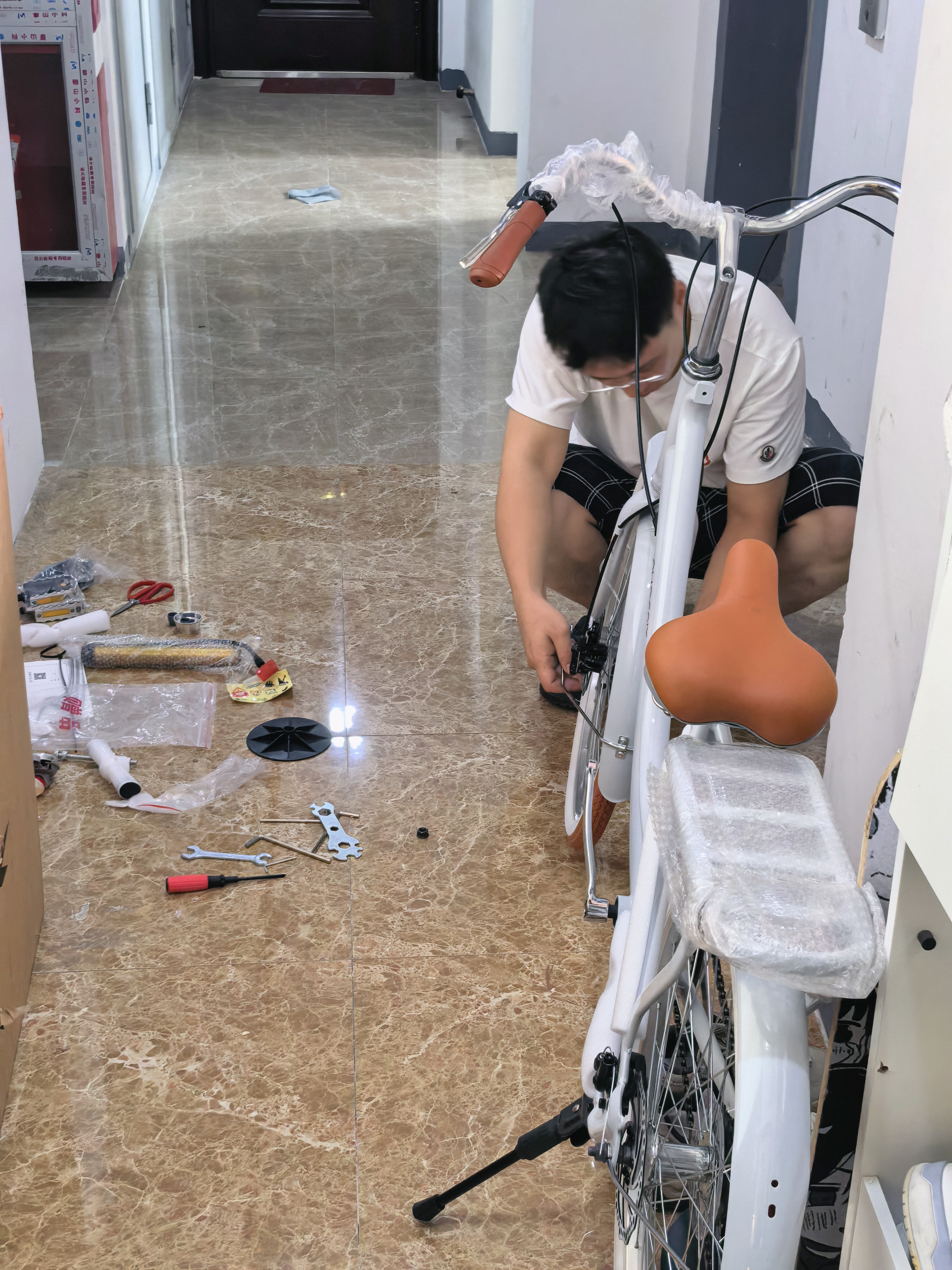 凤凰（Phoenix）星愿碟刹车自行车女男轻便学生青少年成人城市复古通勤变男单车 24寸焦糖【禧玛诺变速】绒月灰 金属车筐 实拍图