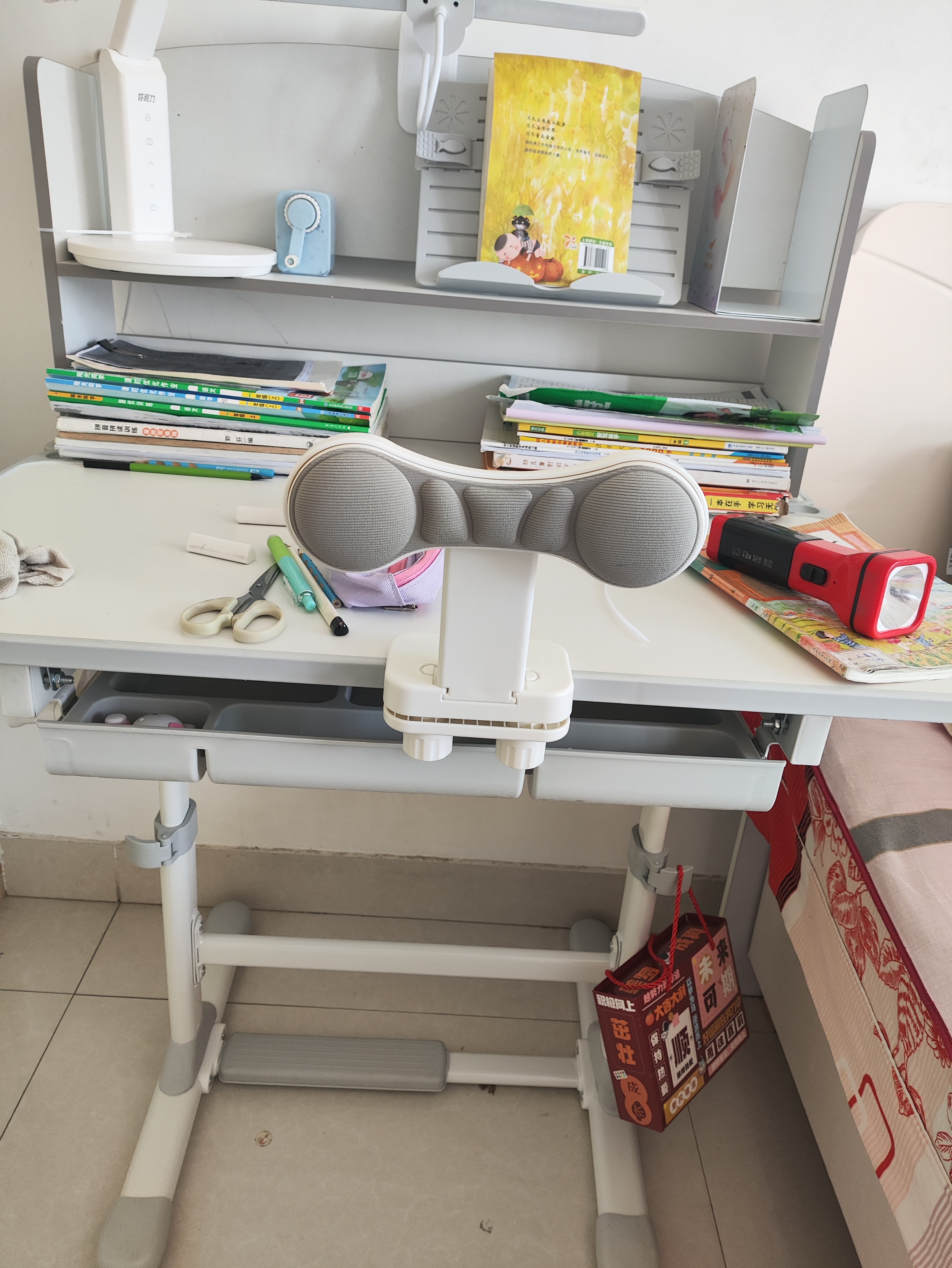 忆瞳儿童学习书桌椅套装多功能可升降中小学生桌椅子写字桌家用课桌 星梦家Max灰 -环保桌面＋追背椅 实拍图