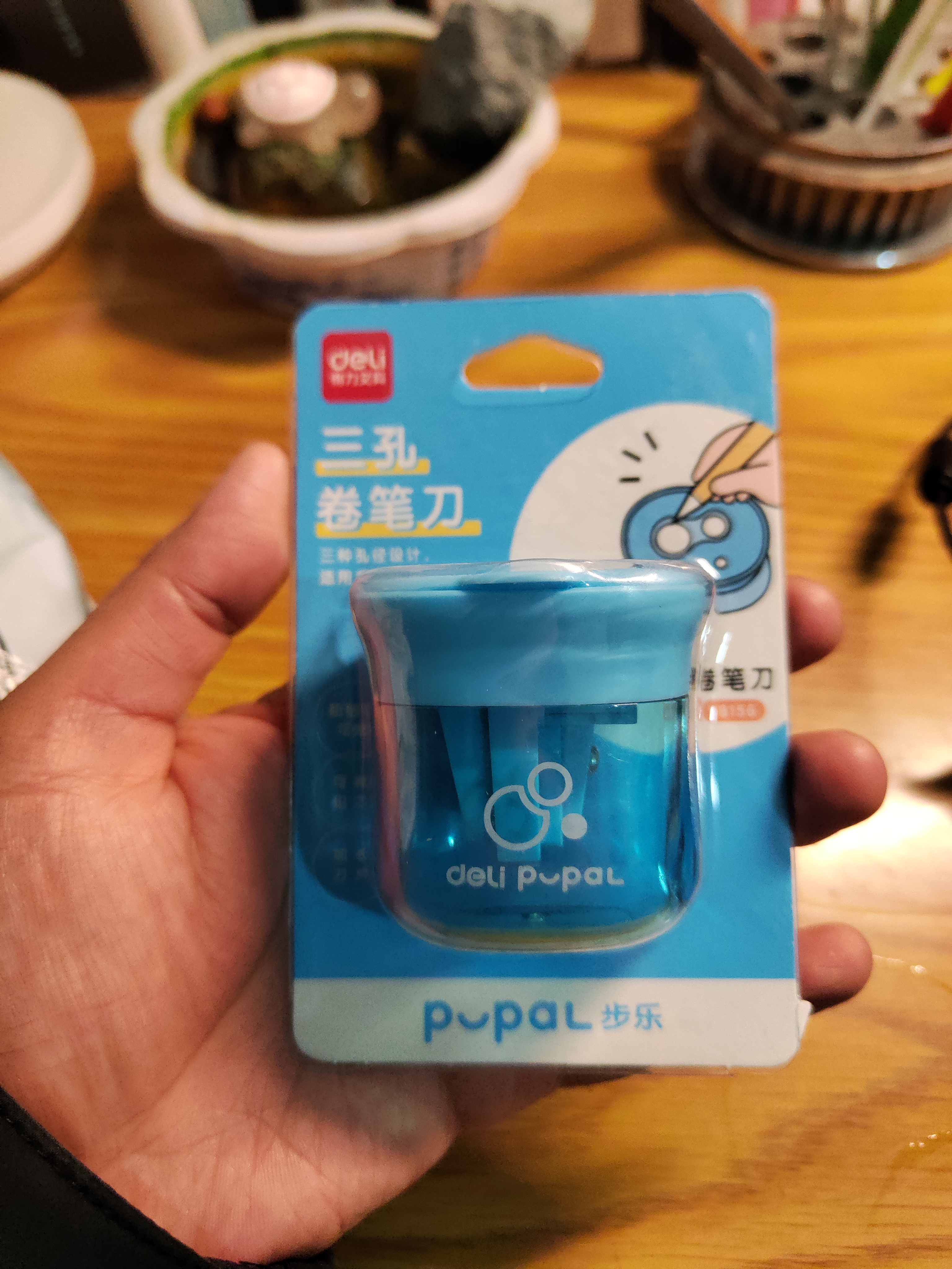 得力（deli）学生三孔密封卷笔刀大口径转笔刀铅芯研磨器粗杆三角削笔刀开学文具考试儿童生日礼物颜色随机发 实拍图