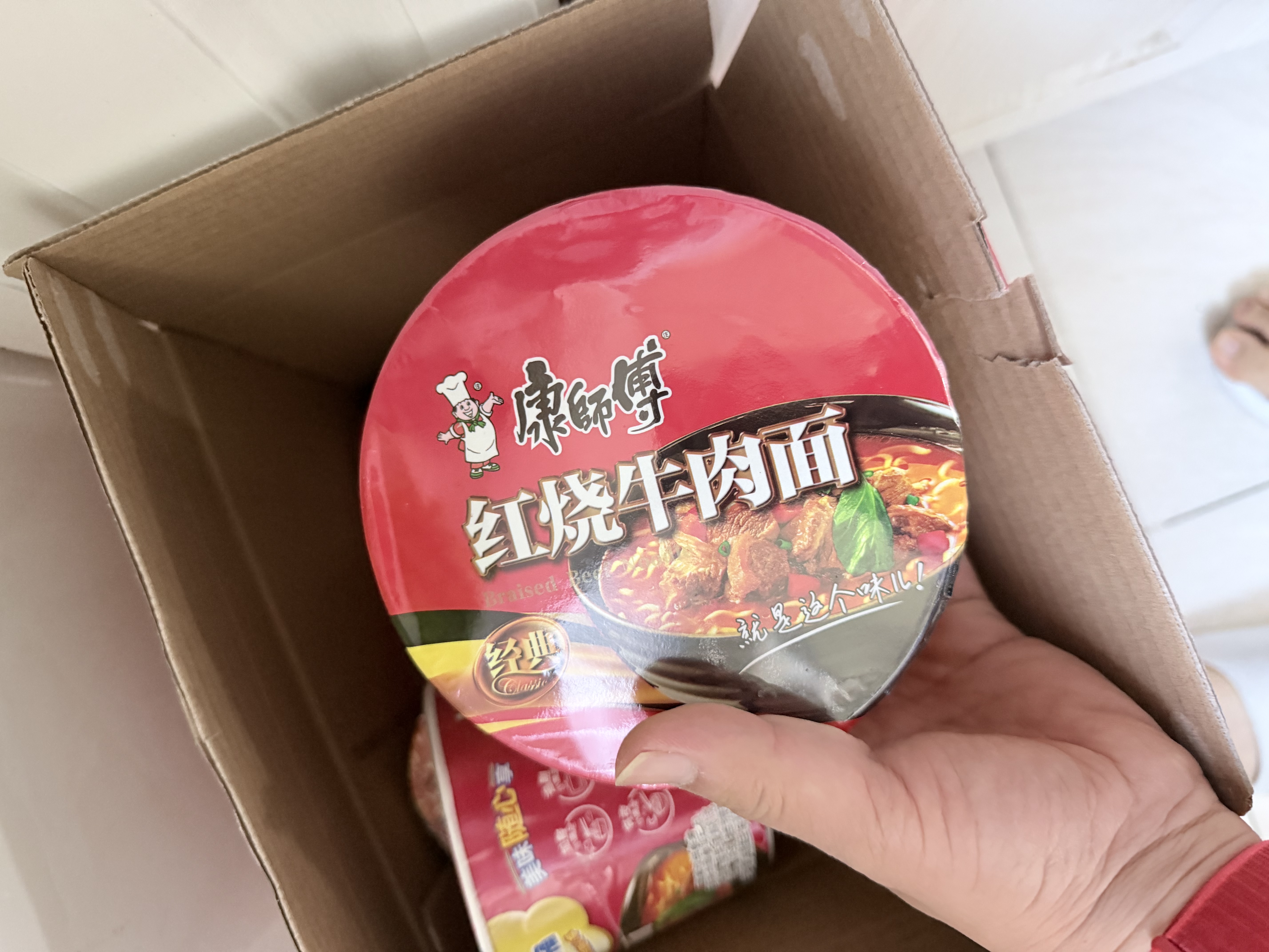 康师傅 方便面 经典红烧牛肉桶面110g*12 泡面整箱速食 方便食品 实拍图