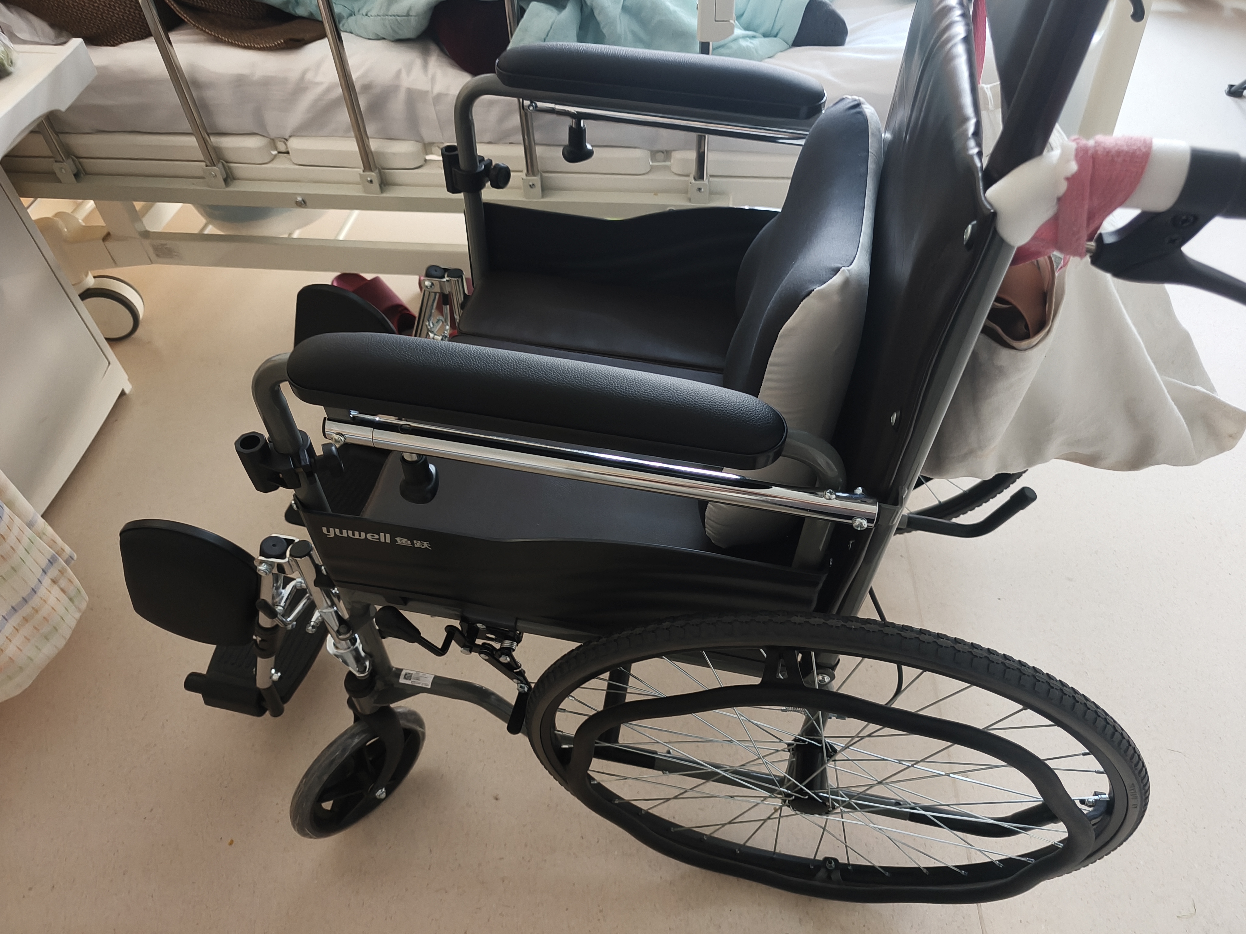 鱼跃手动轮椅车护理轻便可折叠带便盆餐板老人专用代步骨科腿H059B 实拍图