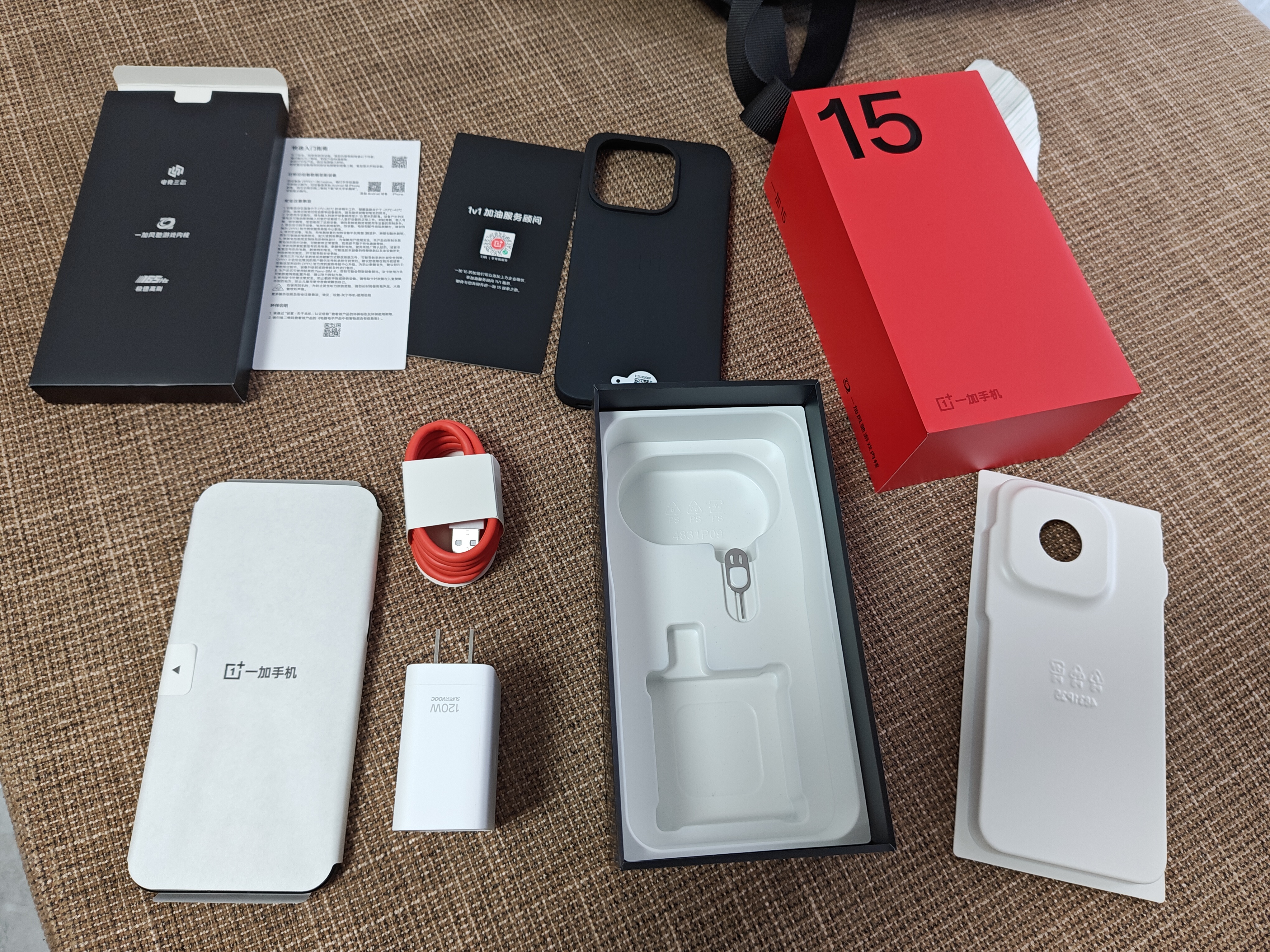 一加 15 性能 Ultra 超旗舰 第五代骁龙 8 至尊版 165Hz 超高刷东方屏 大内存性价比 AI手机 国家补贴 绝对黑 16GB+512GB 实拍图
