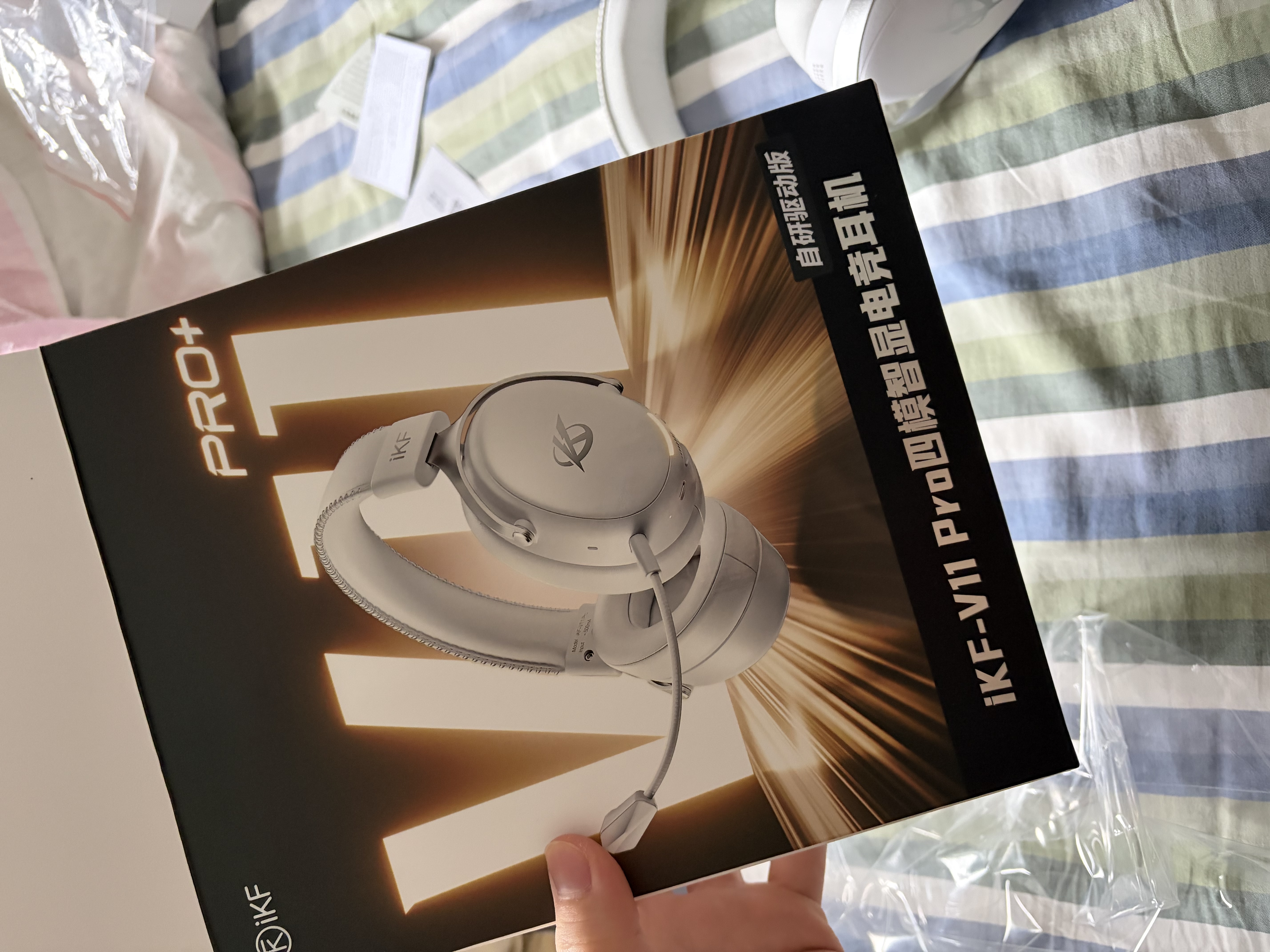 iKF V11 Pro2.0四模游戏耳机头戴式无线电竞7.1声道蓝牙屏显2.4G接收器FPS专用三角洲听声辨位 银白色 实拍图