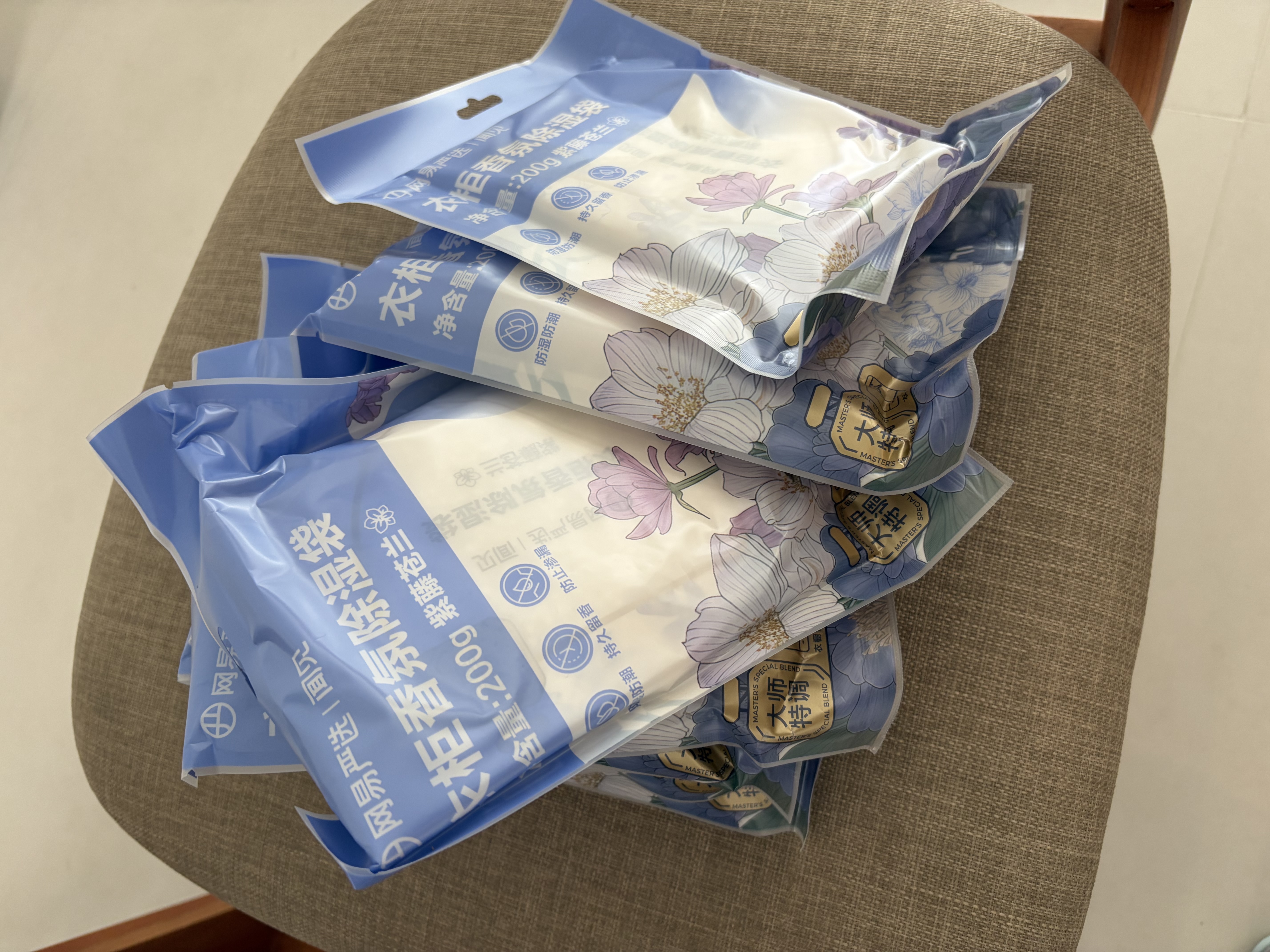 网易严选衣柜香氛除湿袋衣柜香薰 梅雨季宿舍被褥吸湿防潮干燥剂 苍兰8袋 实拍图