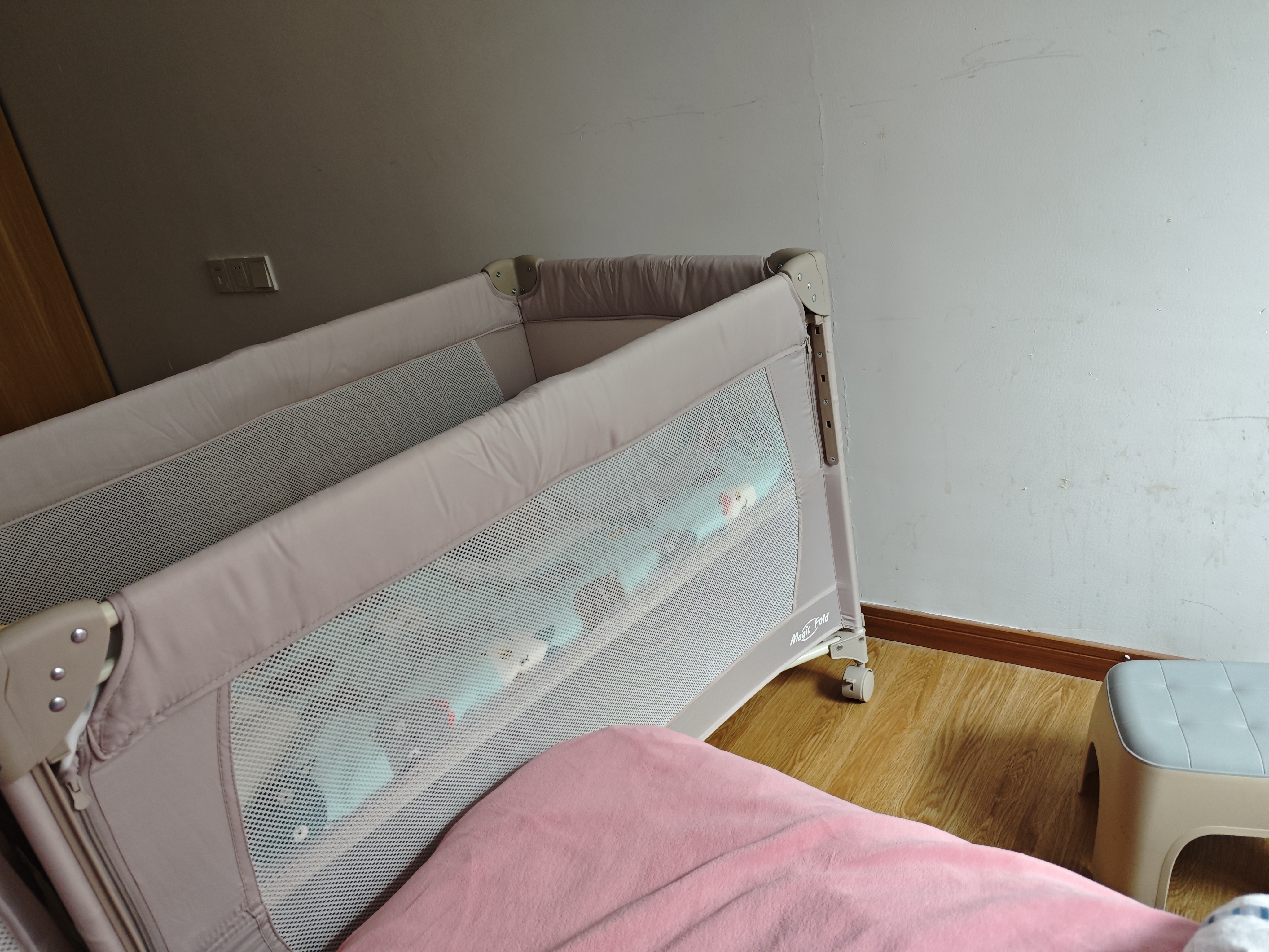 优乐博（ULOP）婴儿床可折叠可移动0-3岁宝宝床多功能婴儿床可升降婴儿拼接床 [蚊帐+置物袋+万向轮]一键折叠床标准款 婴儿用品实用新生儿见面礼物便携折叠婴儿床 实拍图