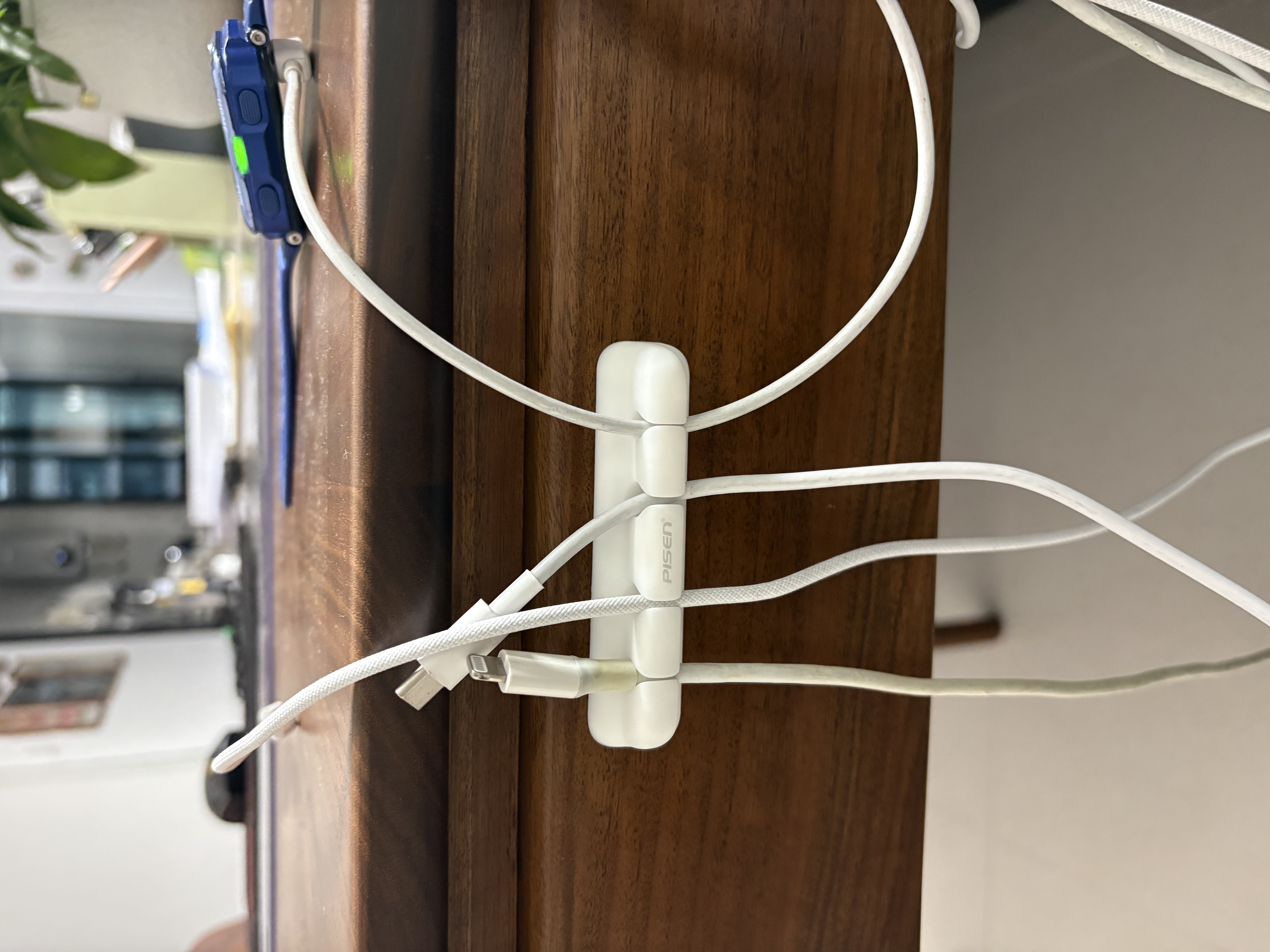 品胜 理线器桌面集线器收纳整理 固定电源数据线线卡夹绕线器可移动免钉墙贴无痕 4孔卡扣 白 实拍图
