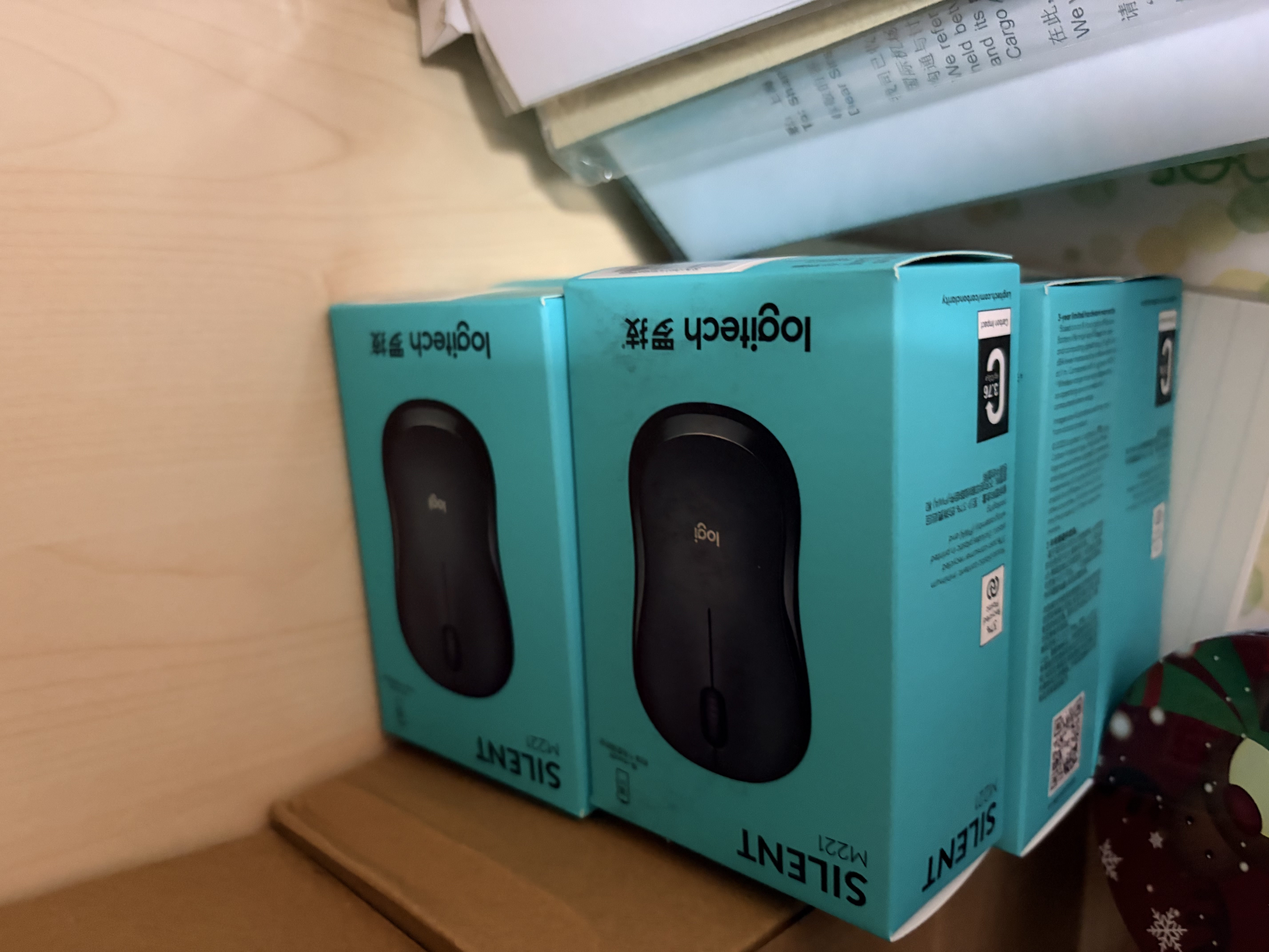 罗技（Logitech）M221 轻音鼠标 无线鼠标 办公鼠标 对称鼠标 带无线微型接收器 米白色 实拍图