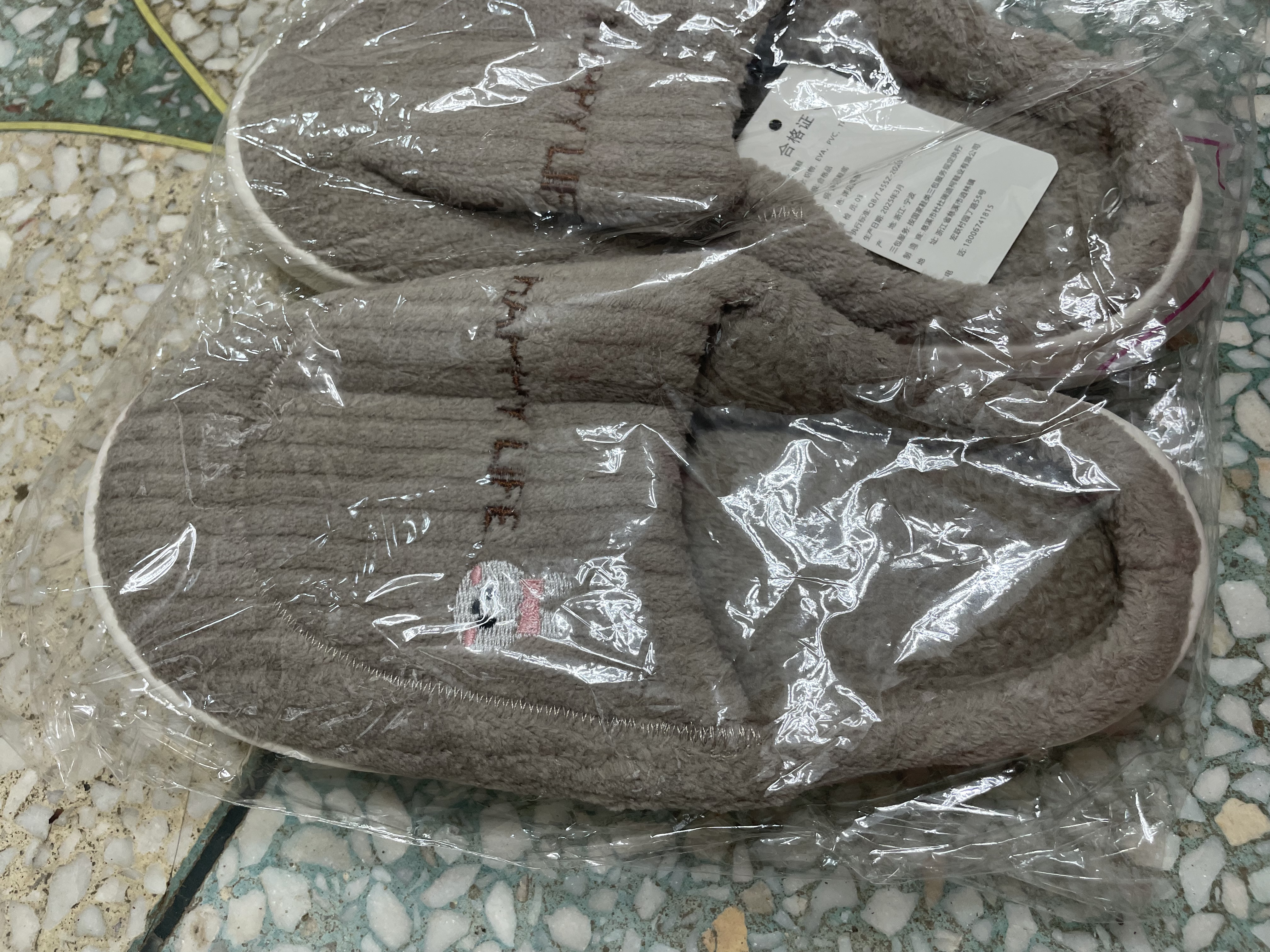小熊兔子卡通棉拖鞋家用室内厚底保暖防滑毛毛拖鞋踩屎感棉拖鞋女 兔咖随机英文刺绣 40-41 【适合39-40】 实拍图