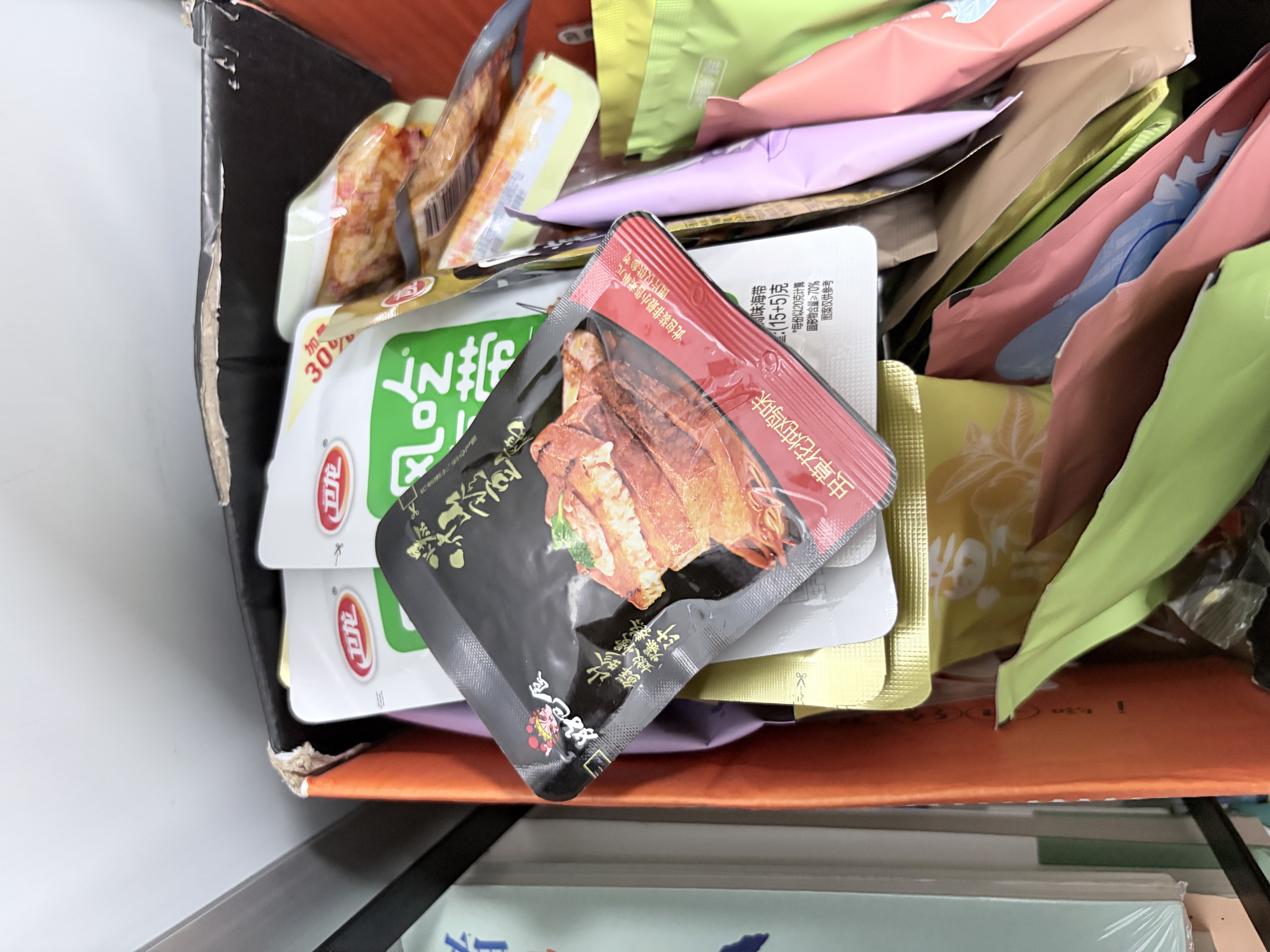 卫龙 风吃海带 下饭菜 780g/约39包 香辣酸辣麻酱 休闲小零食 实拍图