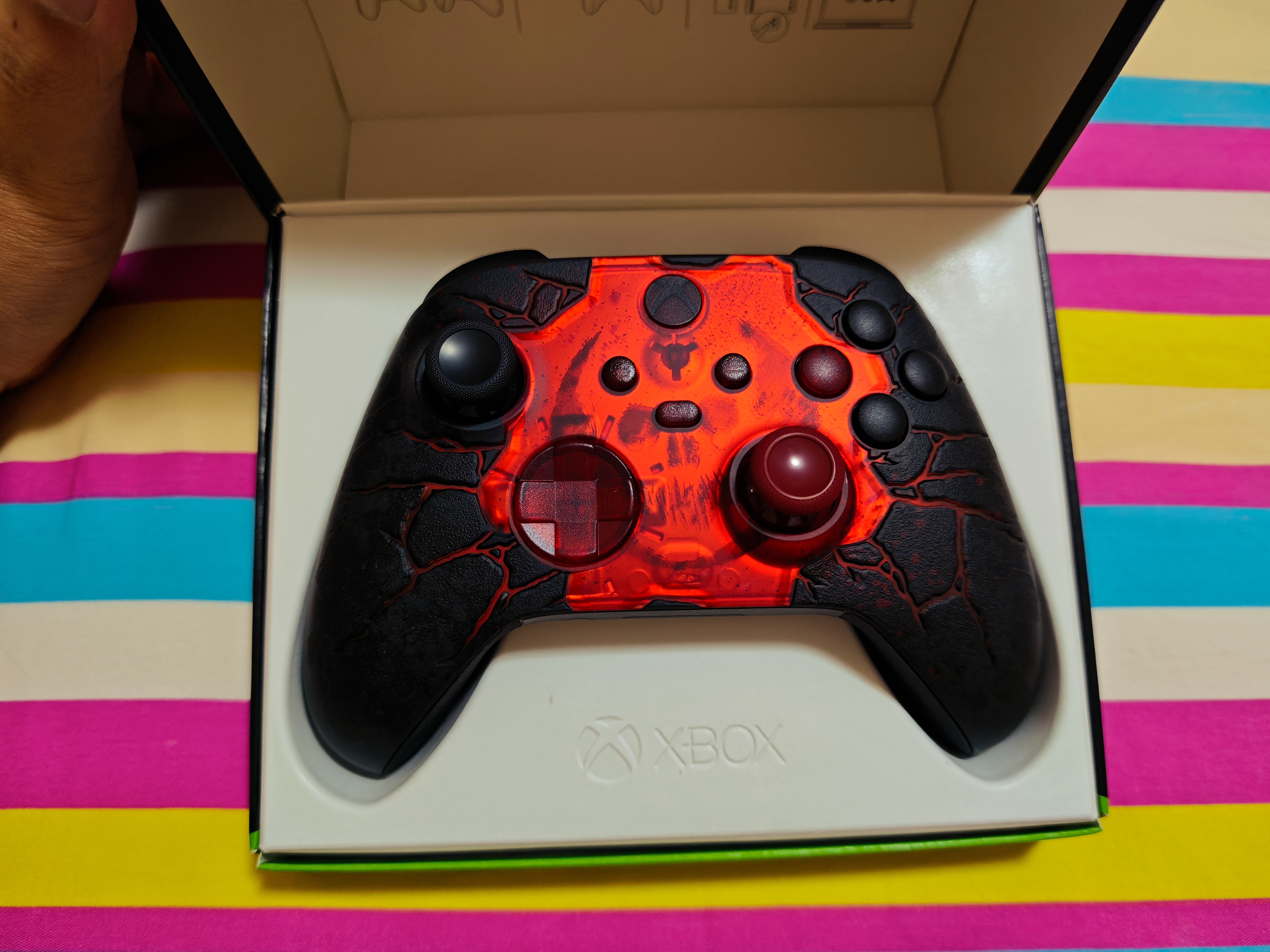微软（Microsoft）XBOX 无线控制器 游戏手柄《战争机器：事变日》限量版手柄+底座套装 实拍图