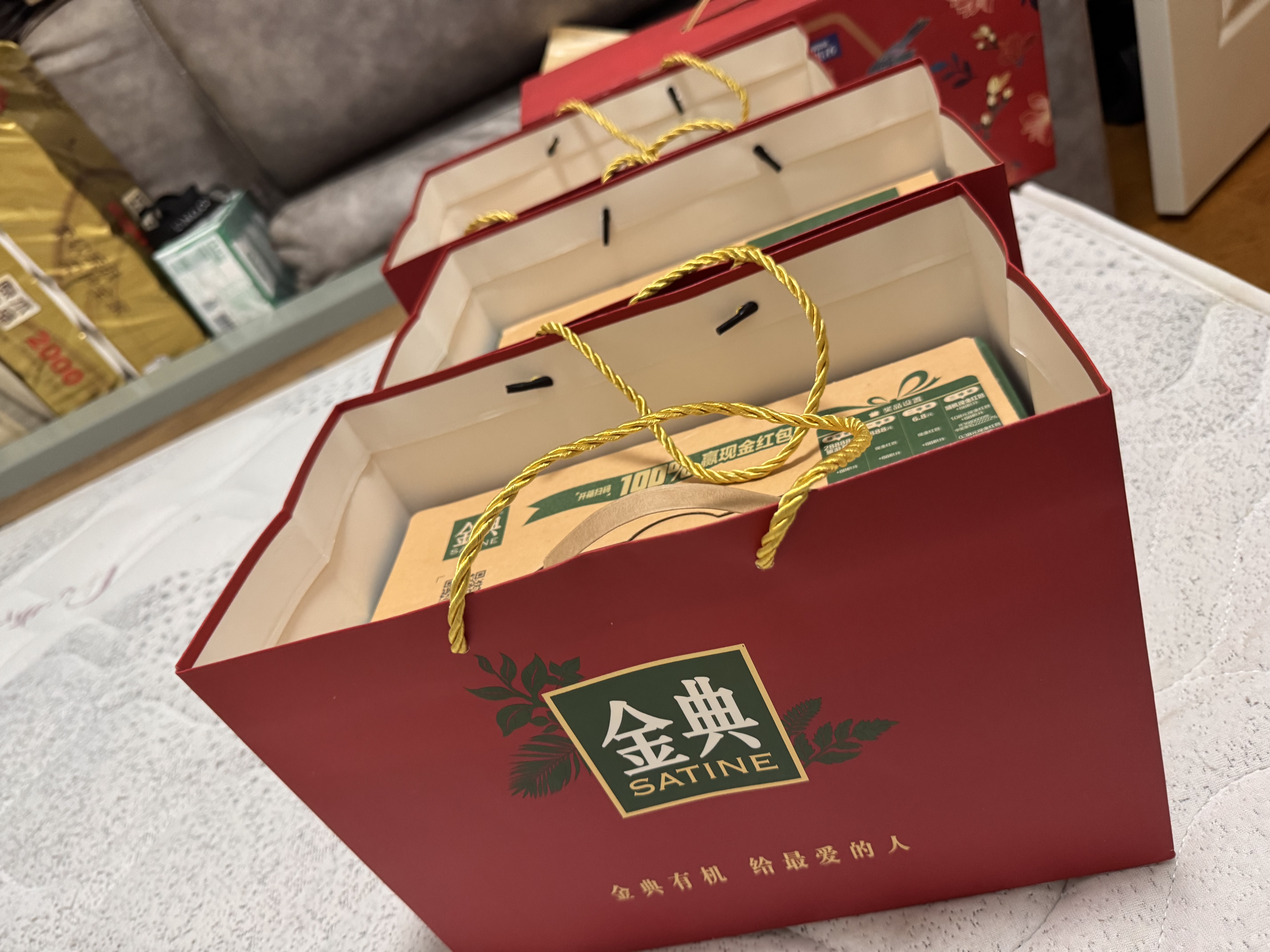 伊利金典纯牛奶 250ml*12盒 3.6g乳蛋白原生高钙礼盒装 实拍图