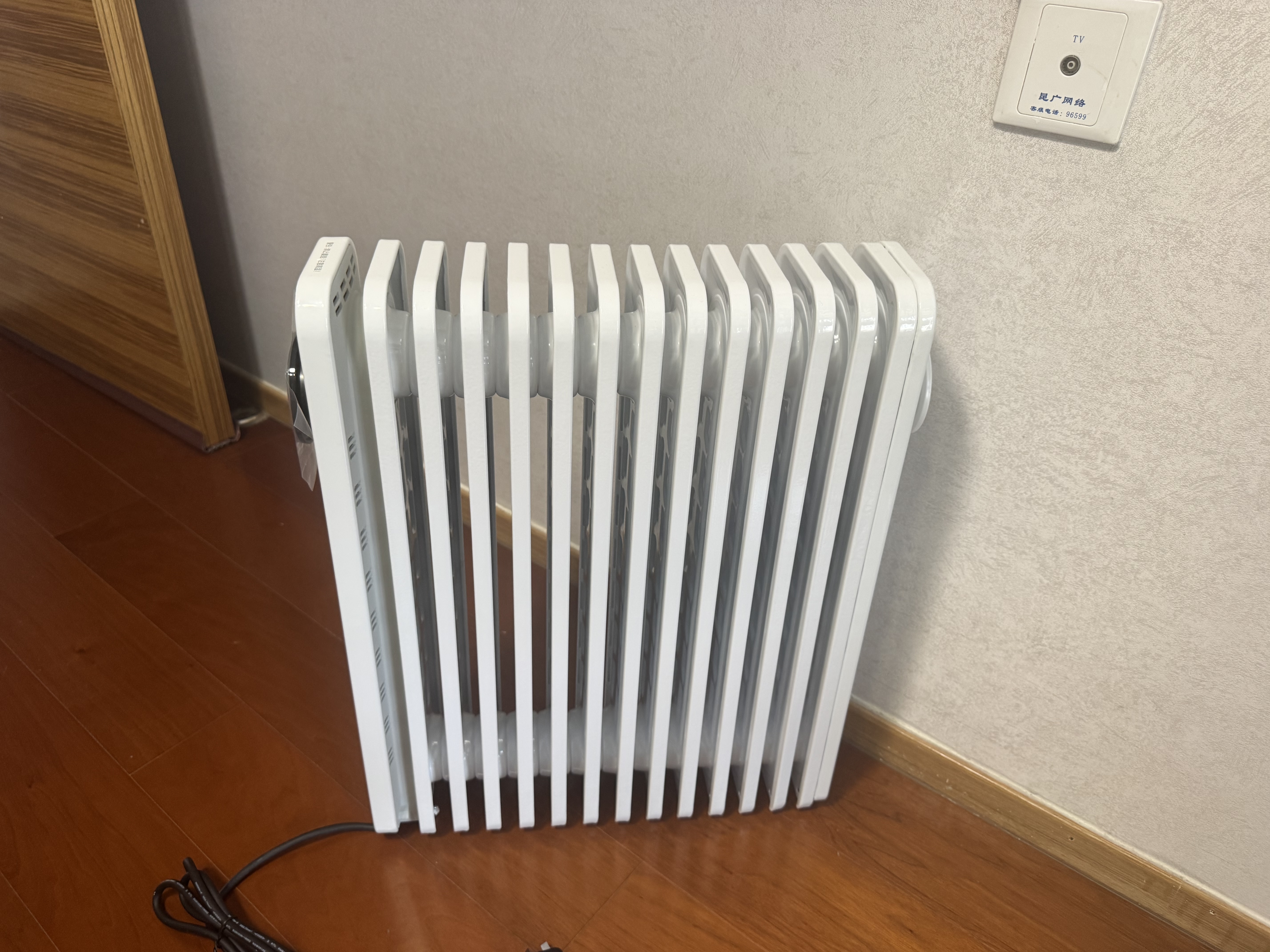 美的（Midea）【AI语音】油汀取暖器家用电热电暖器 婴儿防烫电暖气智能遥控 节能全屋速热加湿烤火炉 HYR22XGR 实拍图