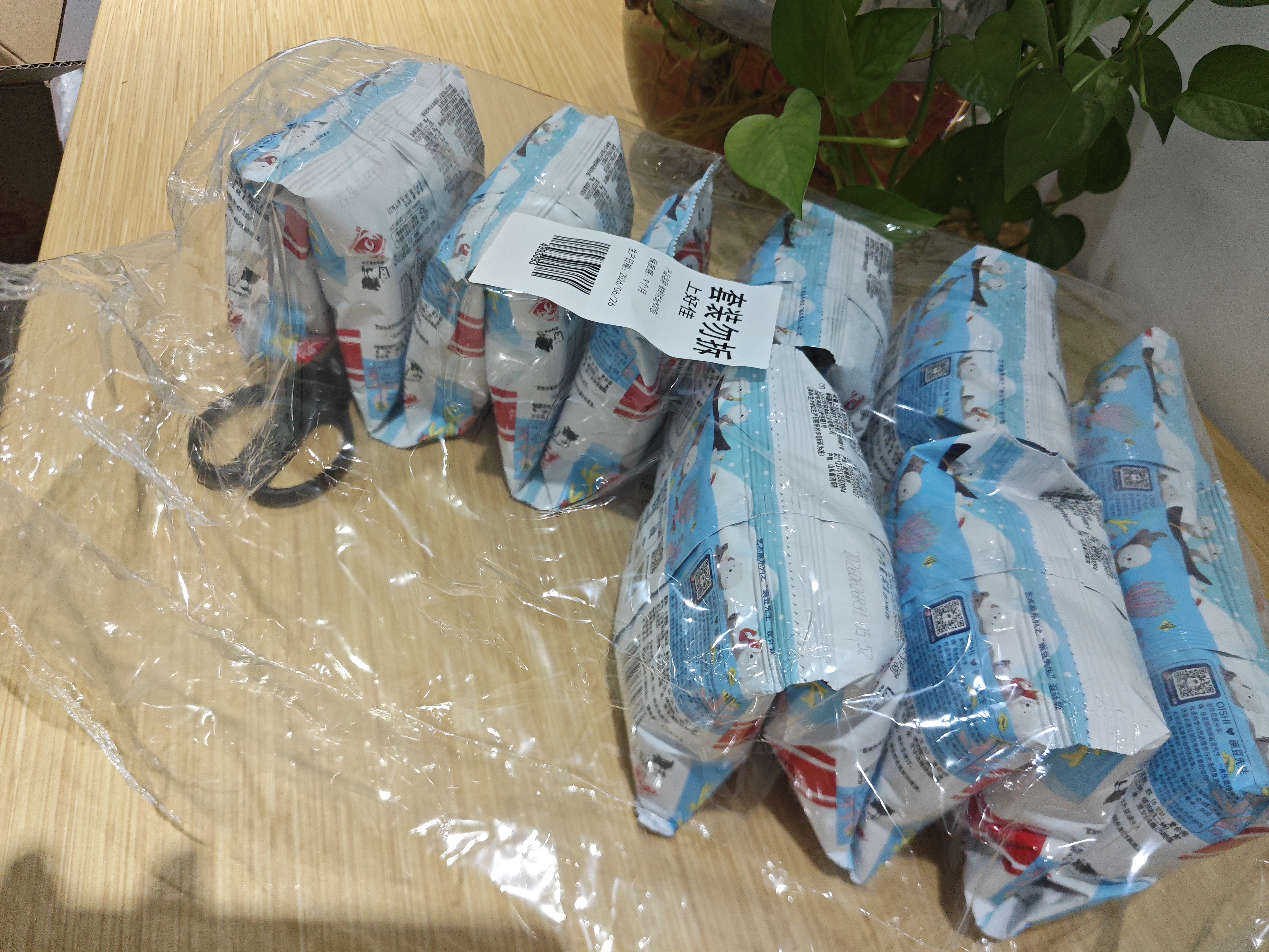 上好佳（Oishi）鲜虾片5g*20袋 膨化零食大礼包 休闲小吃 实拍图