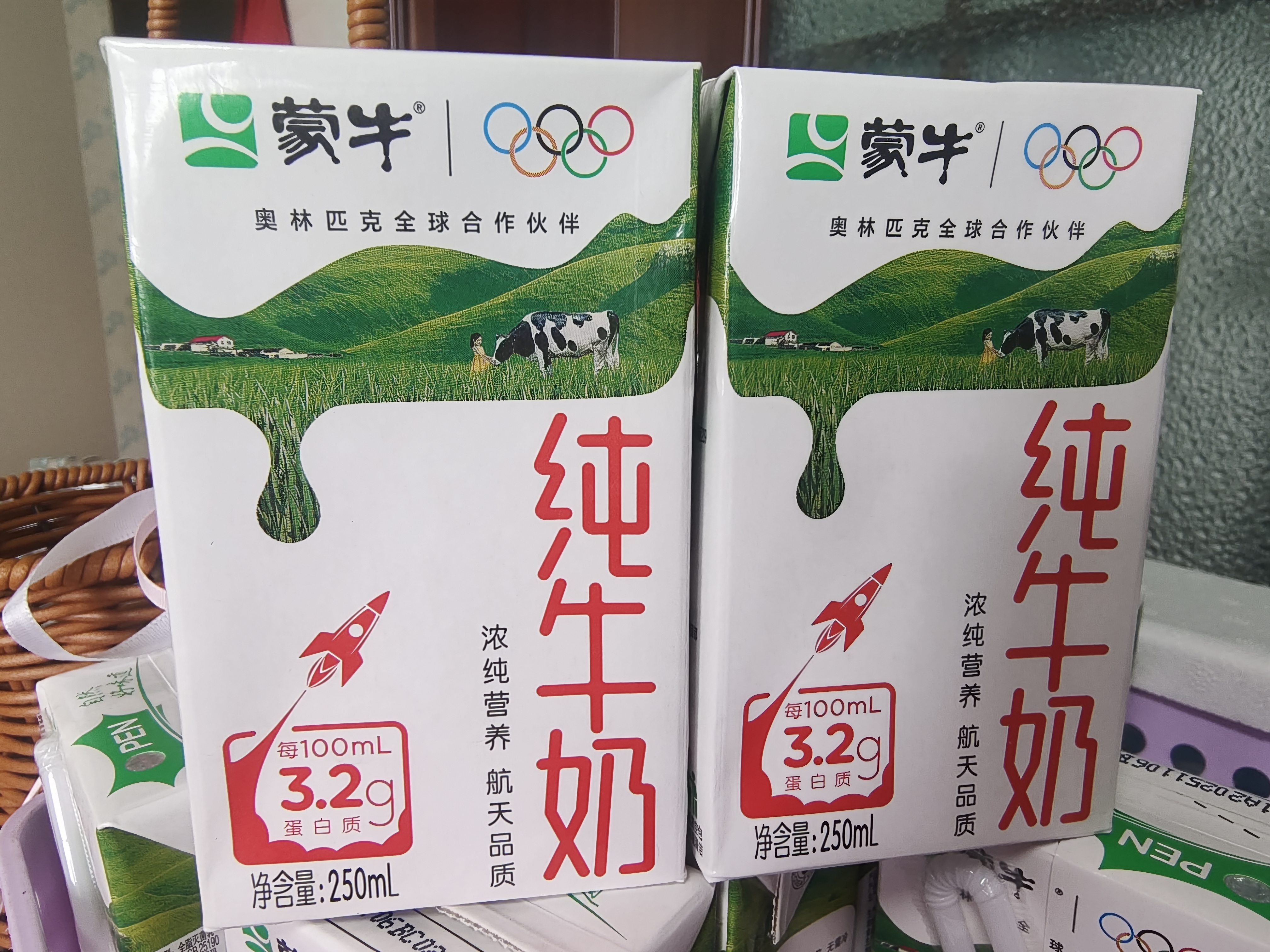 蒙牛全脂纯牛奶250ml*16盒 3.2g蛋白 送礼礼盒 实拍图