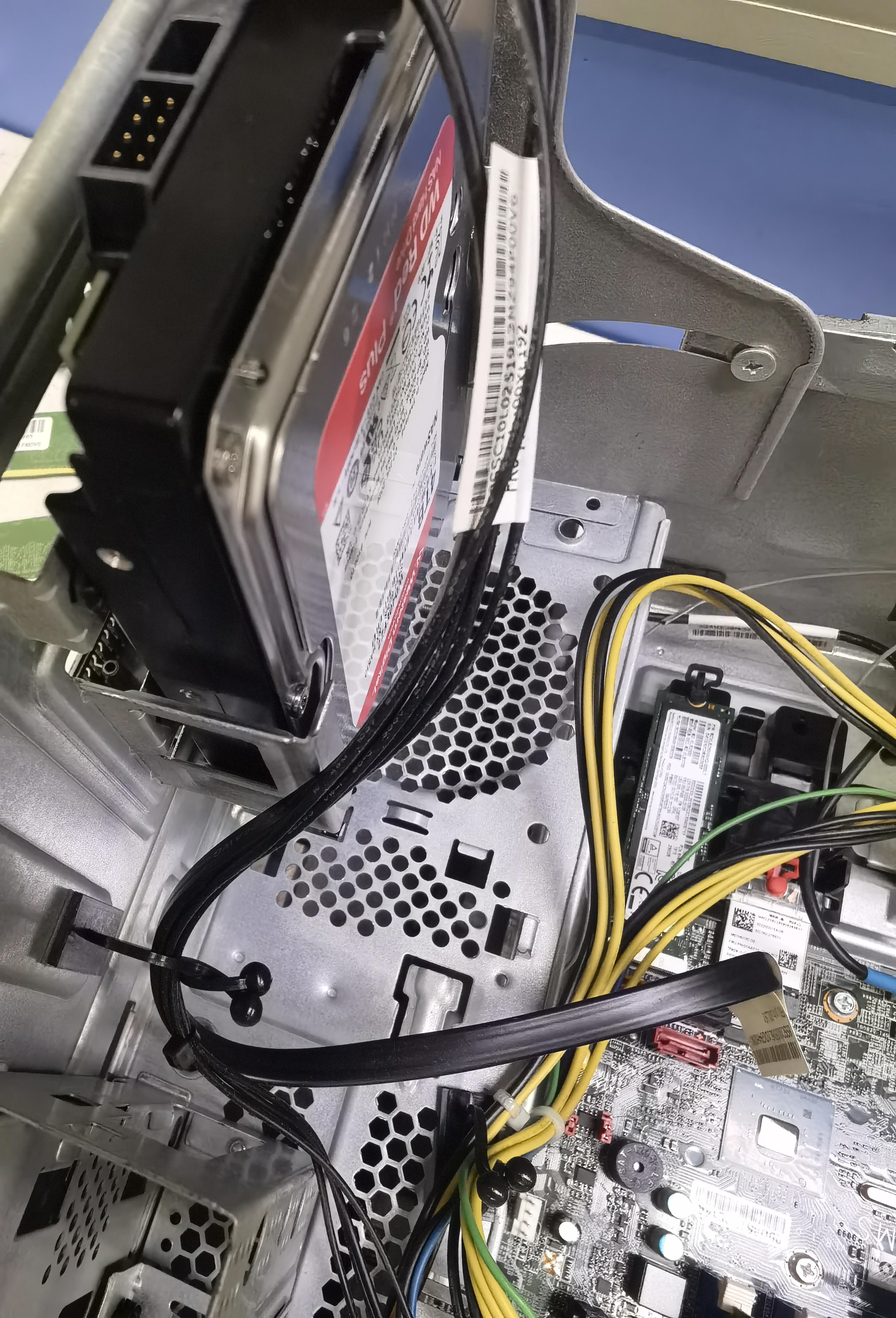 西部数据（WD）NAS机械硬盘 WD Red Plus 西数红盘 4TB 5400转128MB SATA CMR垂直 NAS专用硬盘 3.5英寸 WD40EFZZ 实拍图