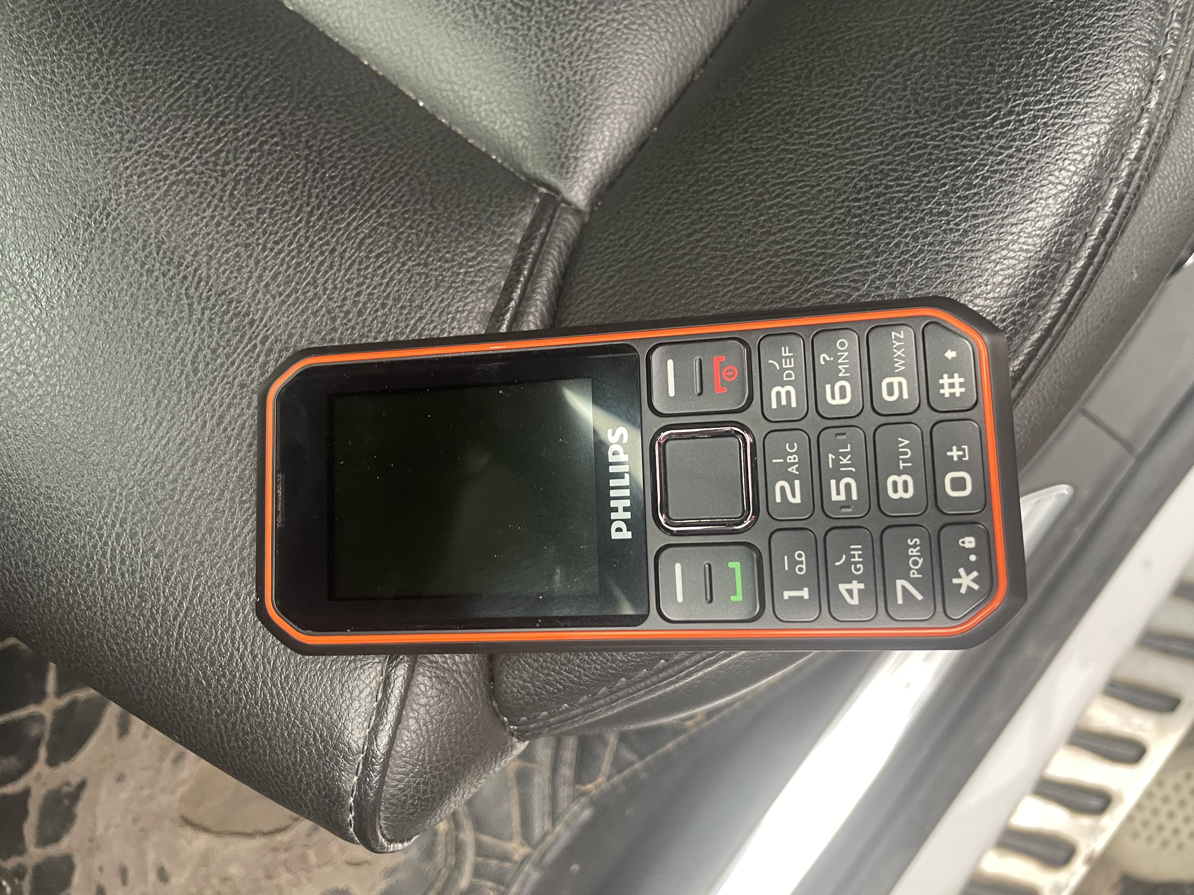 飞利浦（PHILIPS）E588L 全网通4G老年人手机 大声音超长待机大屏大字体直板按键老人专用手机学生备用功能机 尊享黑 实拍图