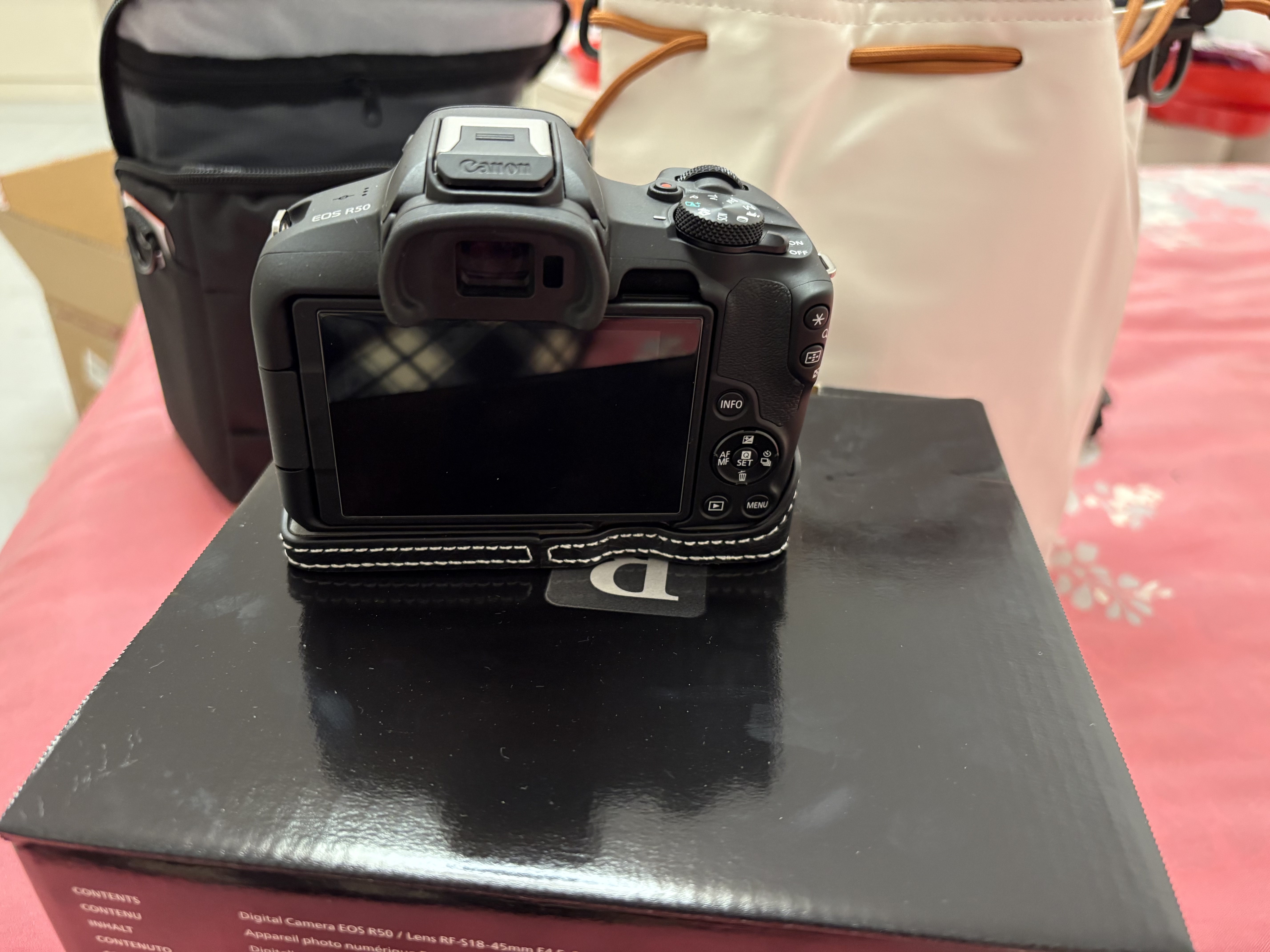 佳能（Canon）佳能r50 入门级微单相机 Vlog拍摄 4K高清视频 自拍照相 半画幅无反 学生旅行家用 扫街旅拍套装  实拍图