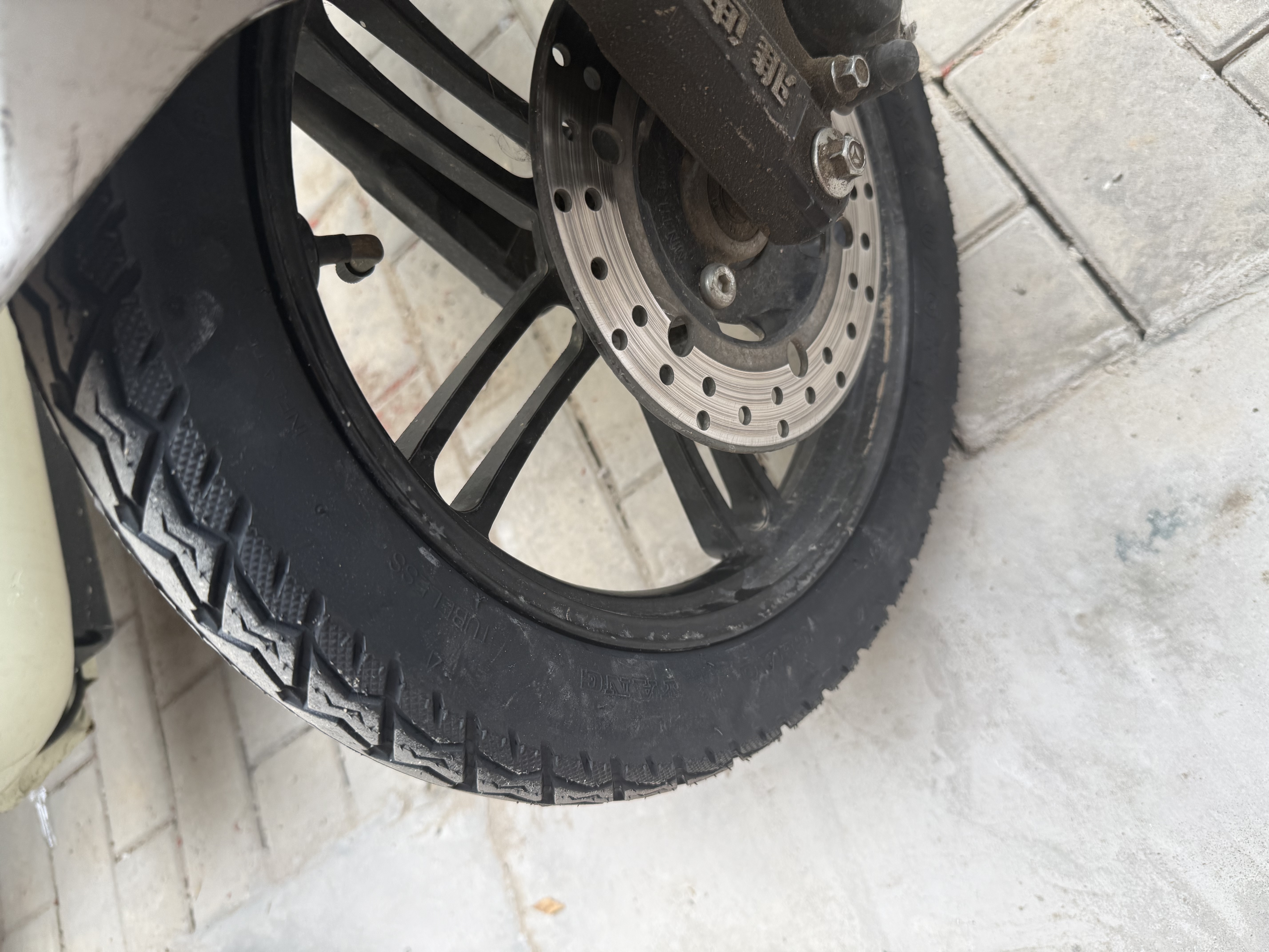 朝阳轮胎16x2.50电动车电瓶车真空胎盾甲腾龙缺气保用防爆型8层H-777 实拍图