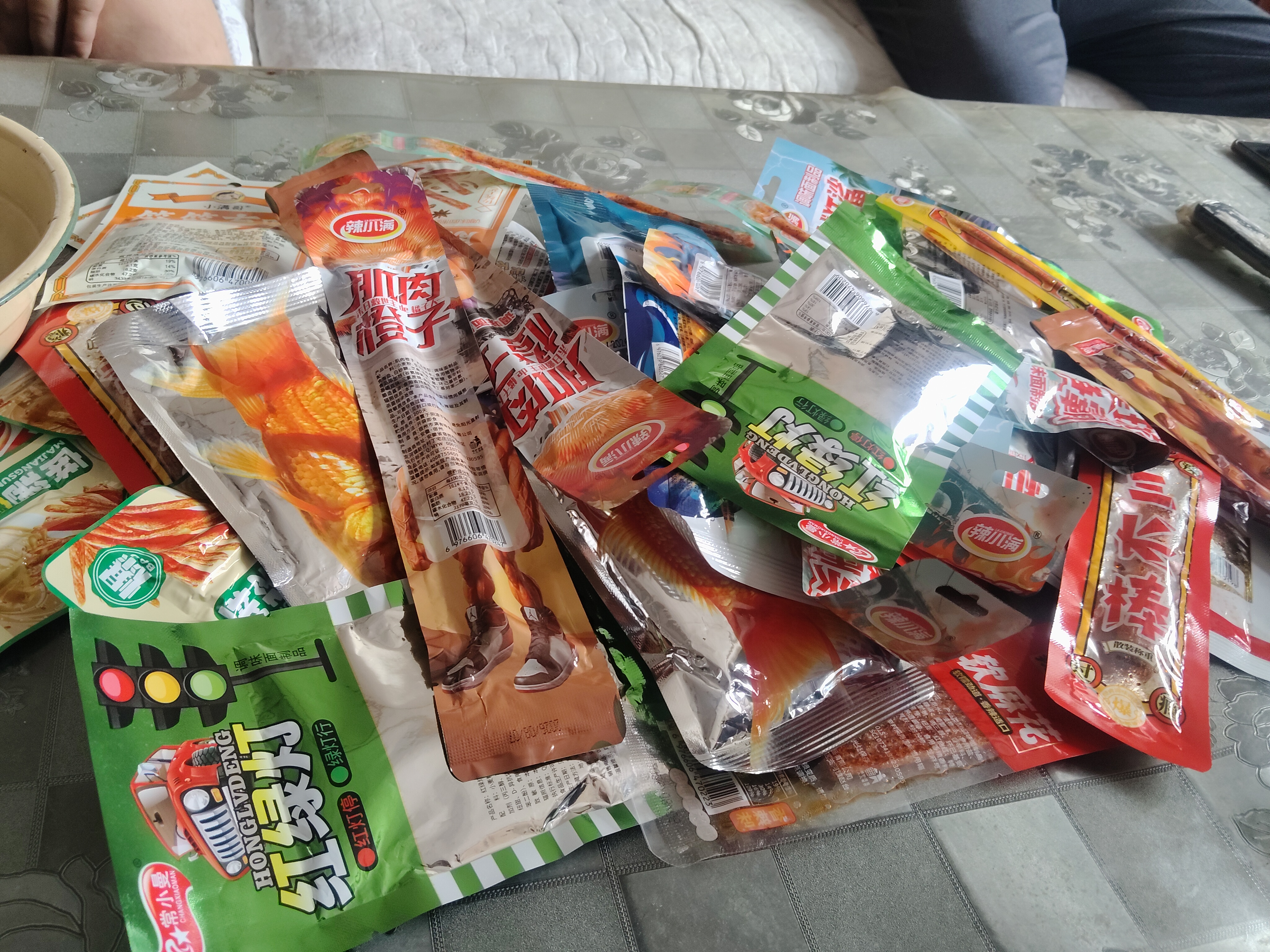 辣小满辣条零食大礼包整箱辣片80/90后小时候儿时怀旧经典小包装独立 辣条混合装【到手50包】 实拍图
