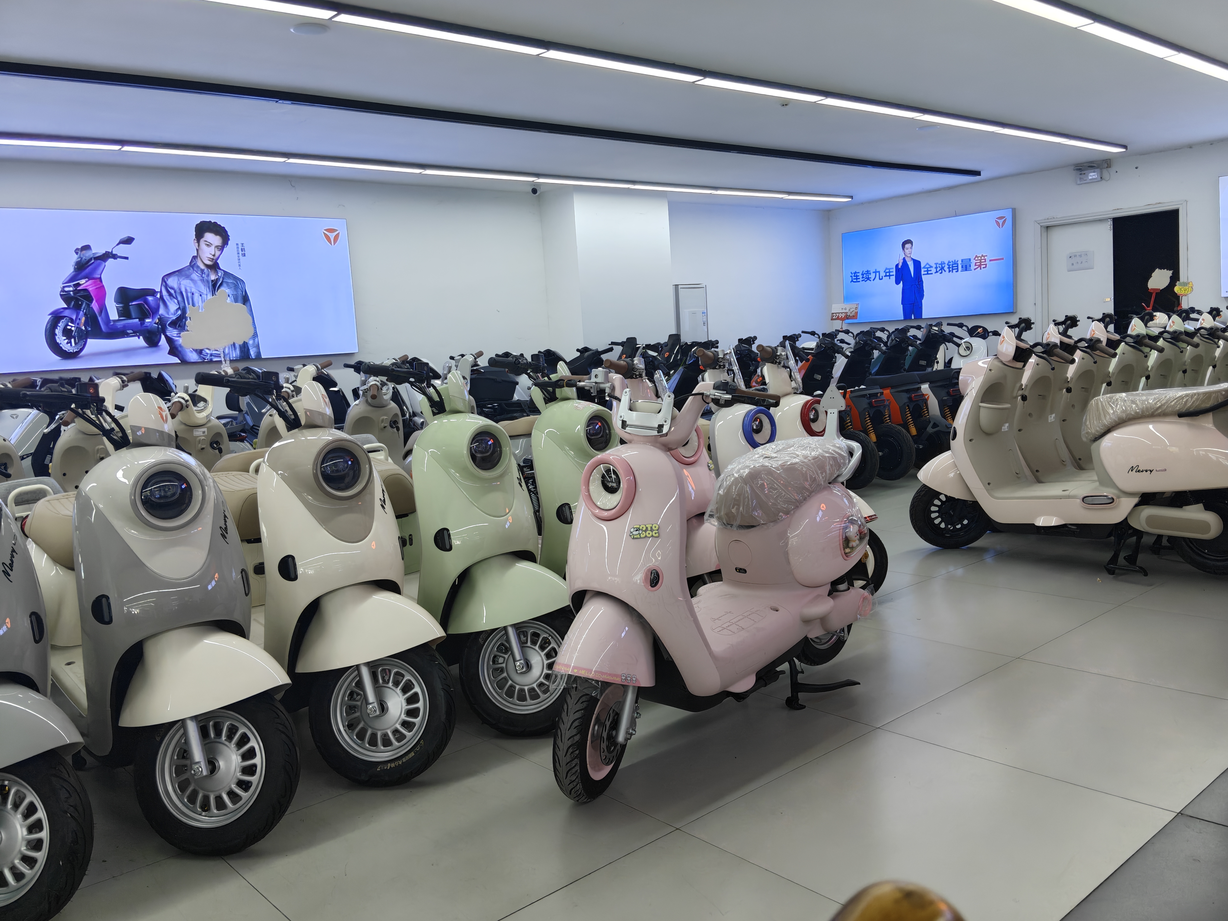 雅迪 冠能白鲨二代 新国标电动自行车 长续航智能通勤代步车【门店自提】 到店选颜色 实拍图