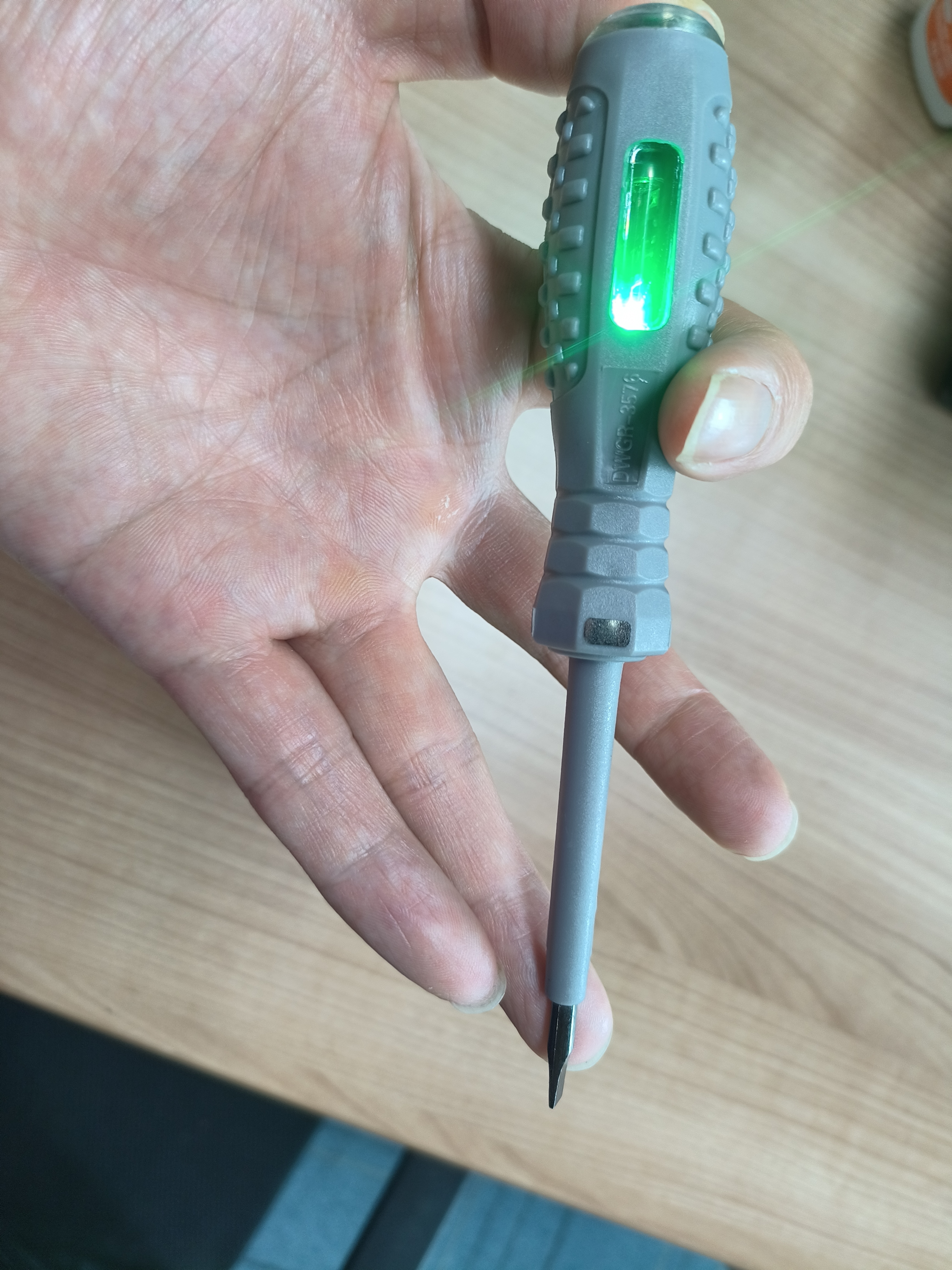 德力西电笔电工专用测断线漏电智能验电试电笔高强度螺丝刀测电笔 实拍图