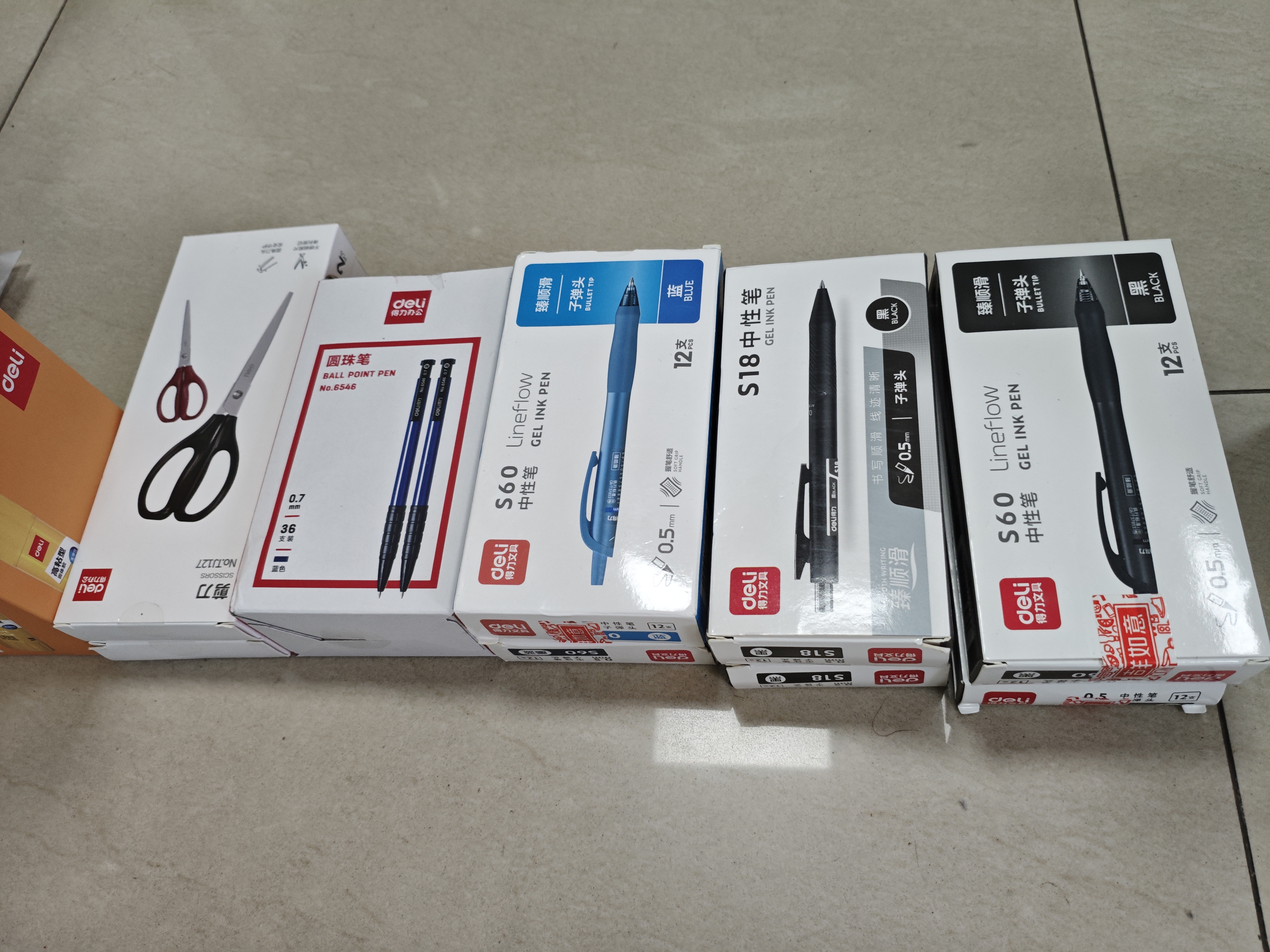 得力（deli）开学必备用品臻顺滑按动中性笔签字笔 办公中性笔 0.5mm子弹头 12支/盒黑色 S18高考考试 实拍图