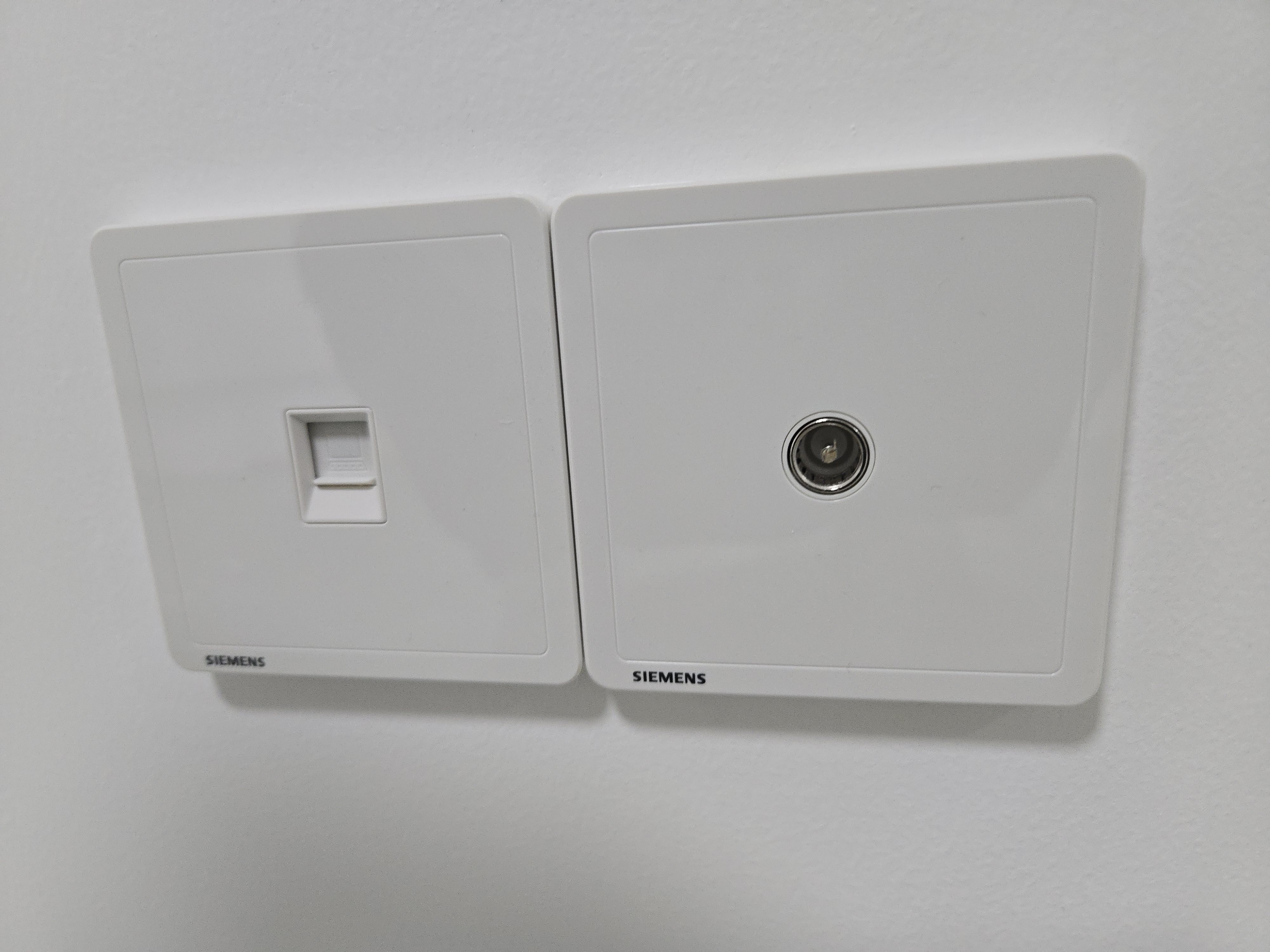 西门子（SIEMENS）插座面板套装  斜五孔10只量贩装 86型暗装错位二三插 致典雅白色 实拍图